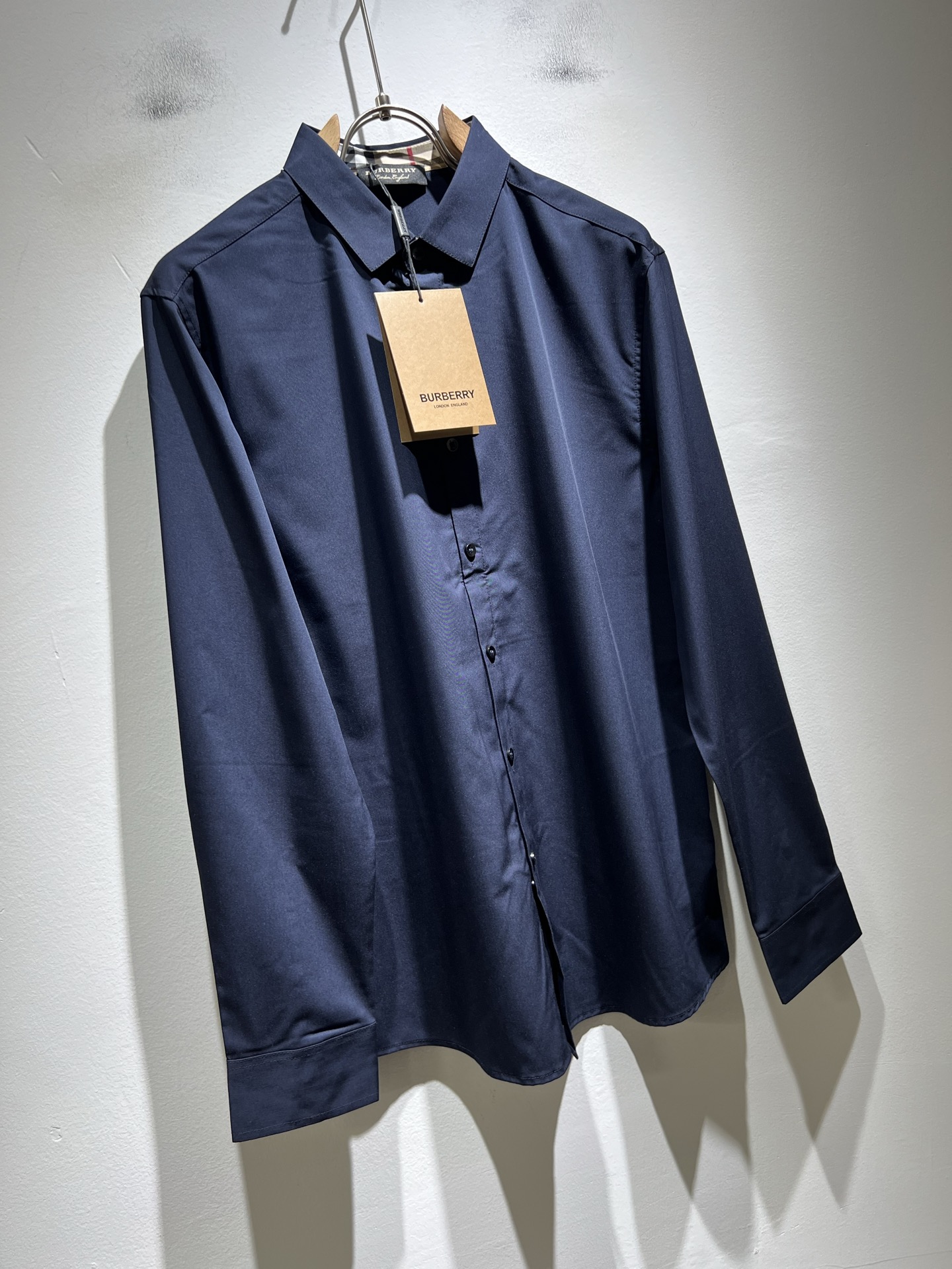 Bur*erry 巴*莉 2025秋冬新款男士衬衣，品牌最新设计元素！既不单调也不复杂,恰到好处的展现品