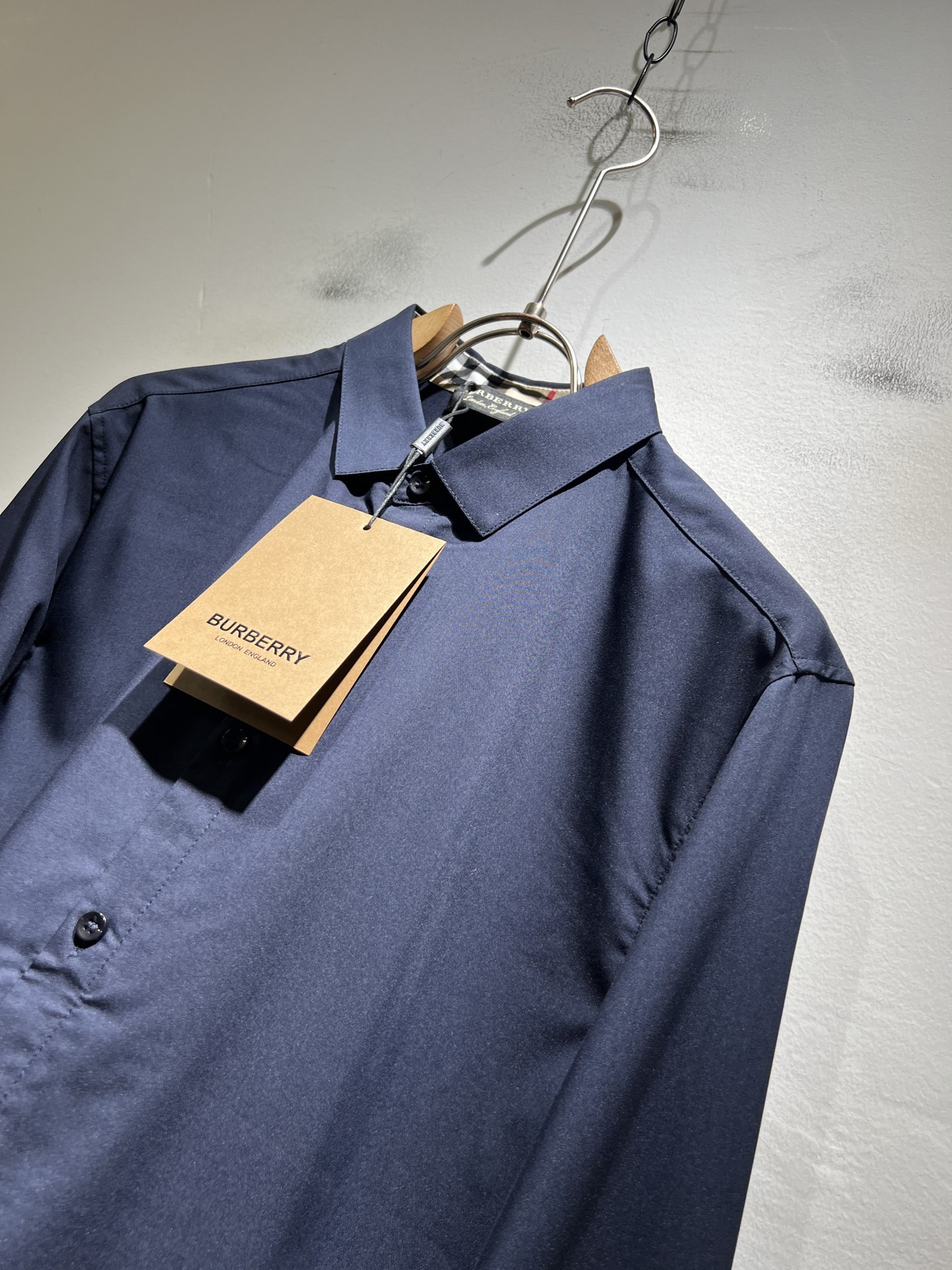 Bur*erry 巴*莉 2025秋冬新款男士衬衣，品牌最新设计元素！既不单调也不复杂,恰到好处的展现品