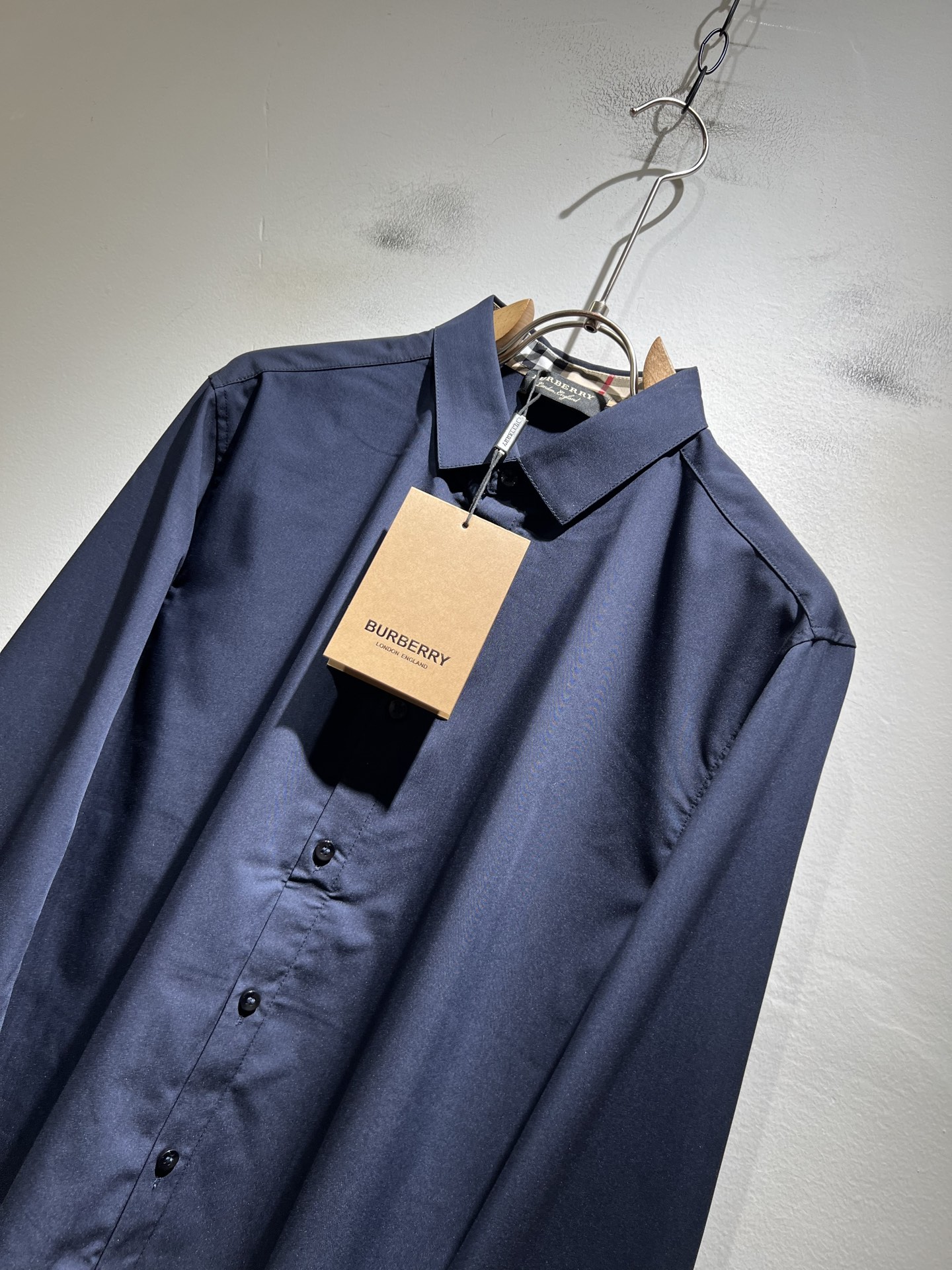 Bur*erry 巴*莉 2025秋冬新款男士衬衣，品牌最新设计元素！既不单调也不复杂,恰到好处的展现品