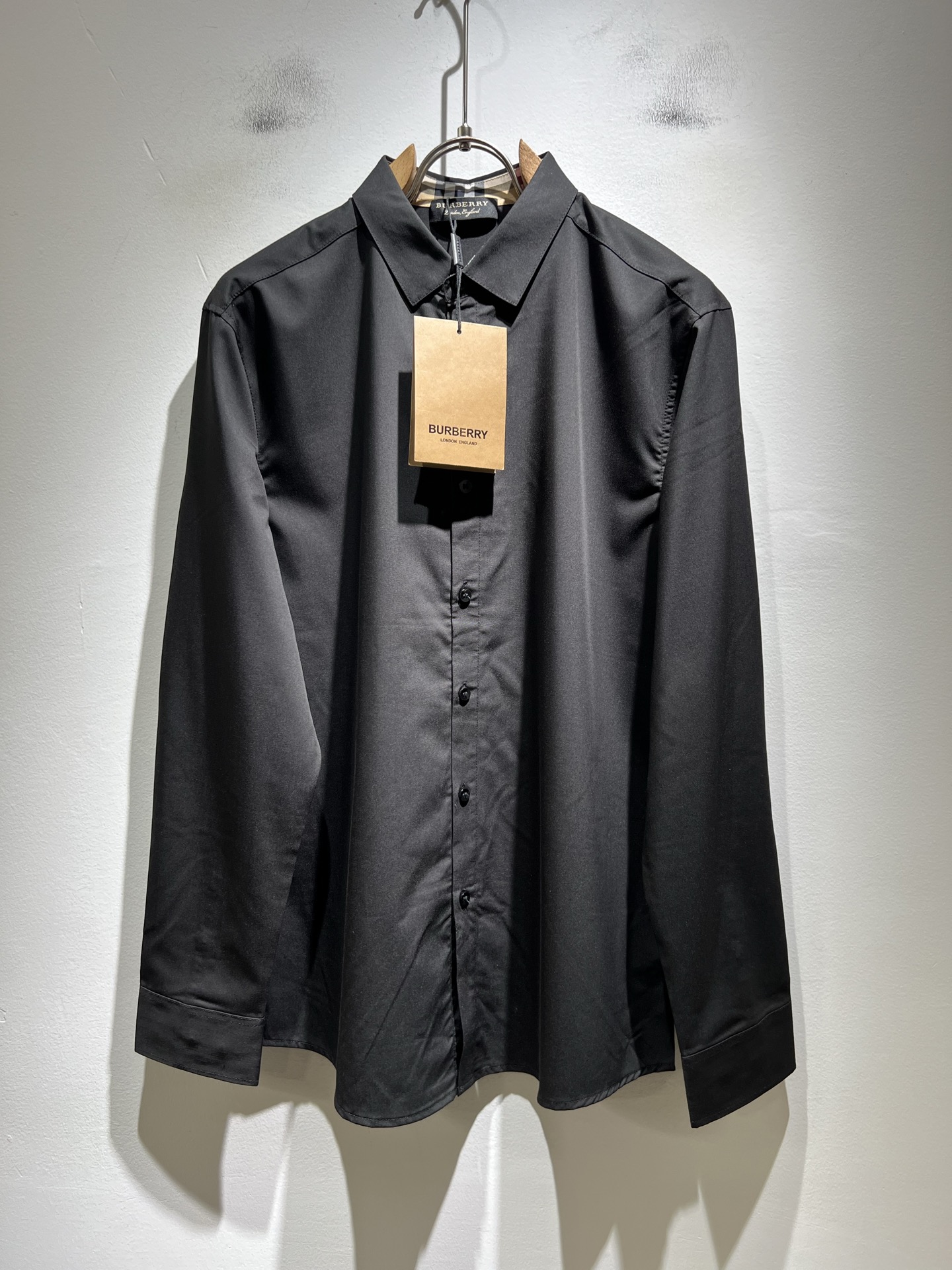 Bur*erry 巴*莉 2025秋冬新款男士衬衣，品牌最新设计元素！既不单调也不复杂,恰到好处的展现品