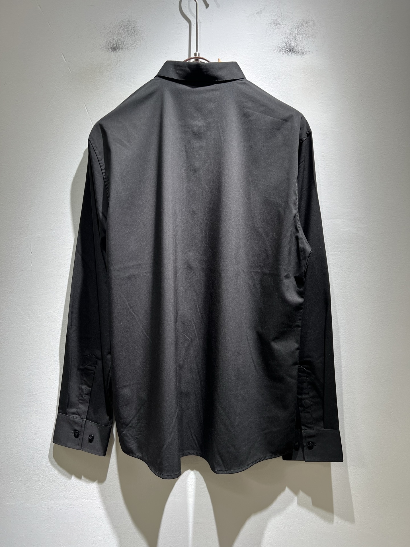 Bur*erry 巴*莉 2025秋冬新款男士衬衣，品牌最新设计元素！既不单调也不复杂,恰到好处的展现品