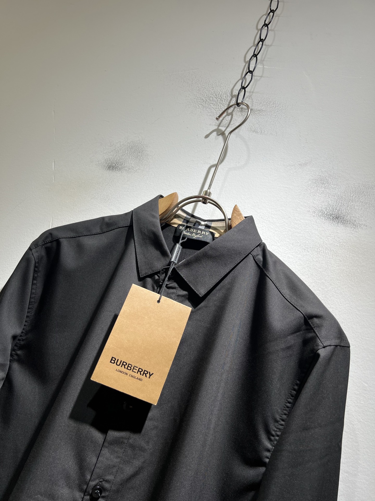 Bur*erry 巴*莉 2025秋冬新款男士衬衣，品牌最新设计元素！既不单调也不复杂,恰到好处的展现品