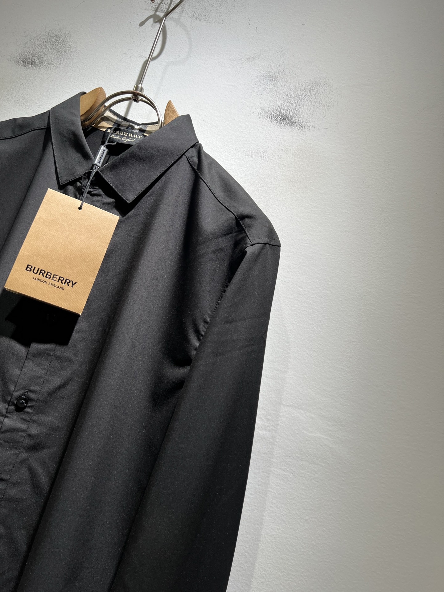 Bur*erry 巴*莉 2025秋冬新款男士衬衣，品牌最新设计元素！既不单调也不复杂,恰到好处的展现品