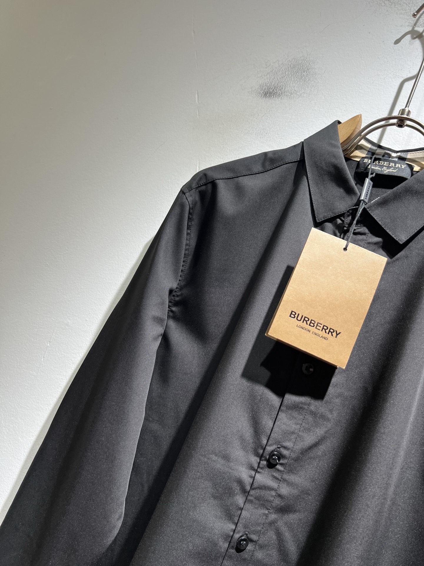 Bur*erry 巴*莉 2025秋冬新款男士衬衣，品牌最新设计元素！既不单调也不复杂,恰到好处的展现品