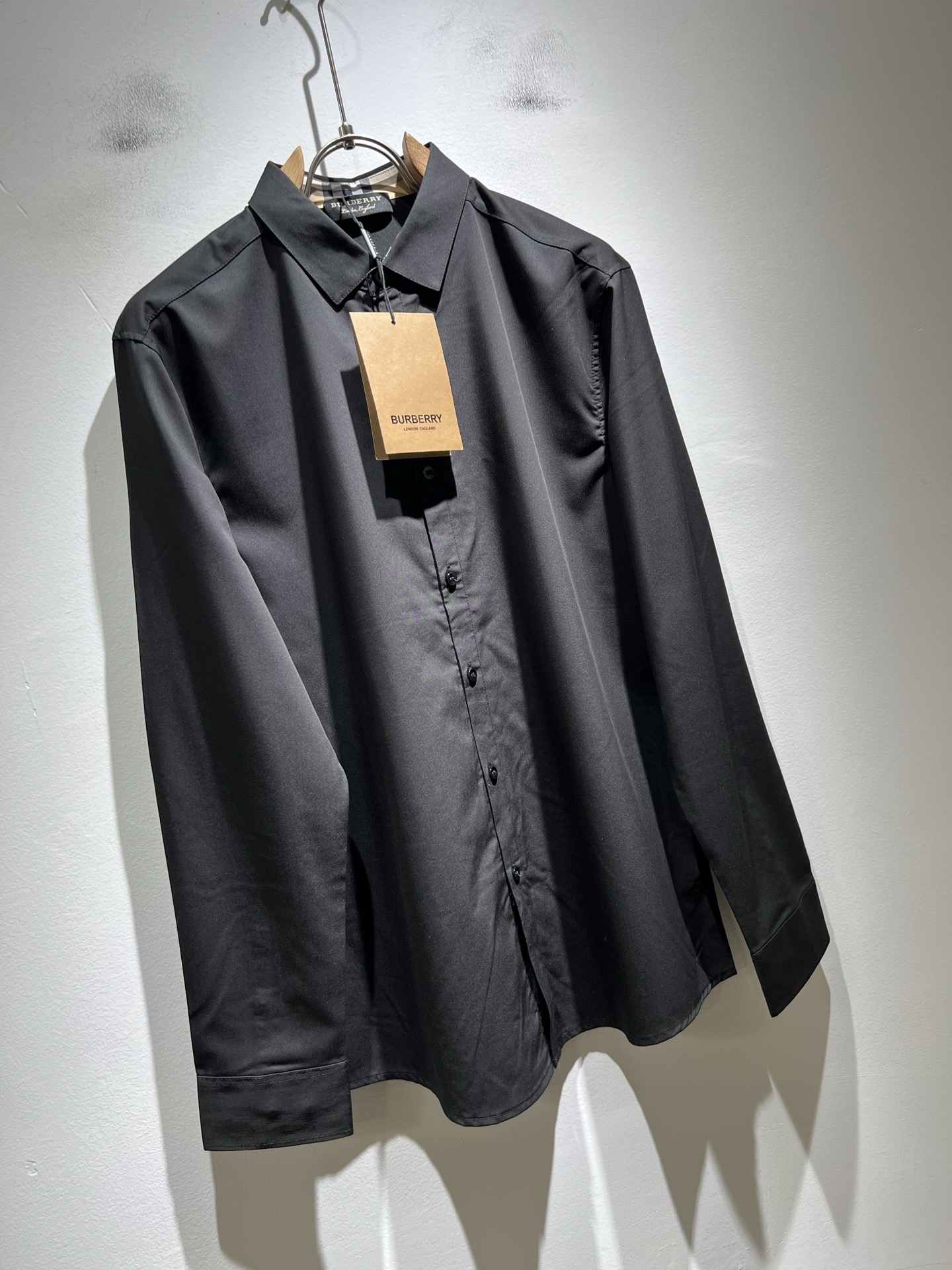 Bur*erry 巴*莉 2025秋冬新款男士衬衣，品牌最新设计元素！既不单调也不复杂,恰到好处的展现品