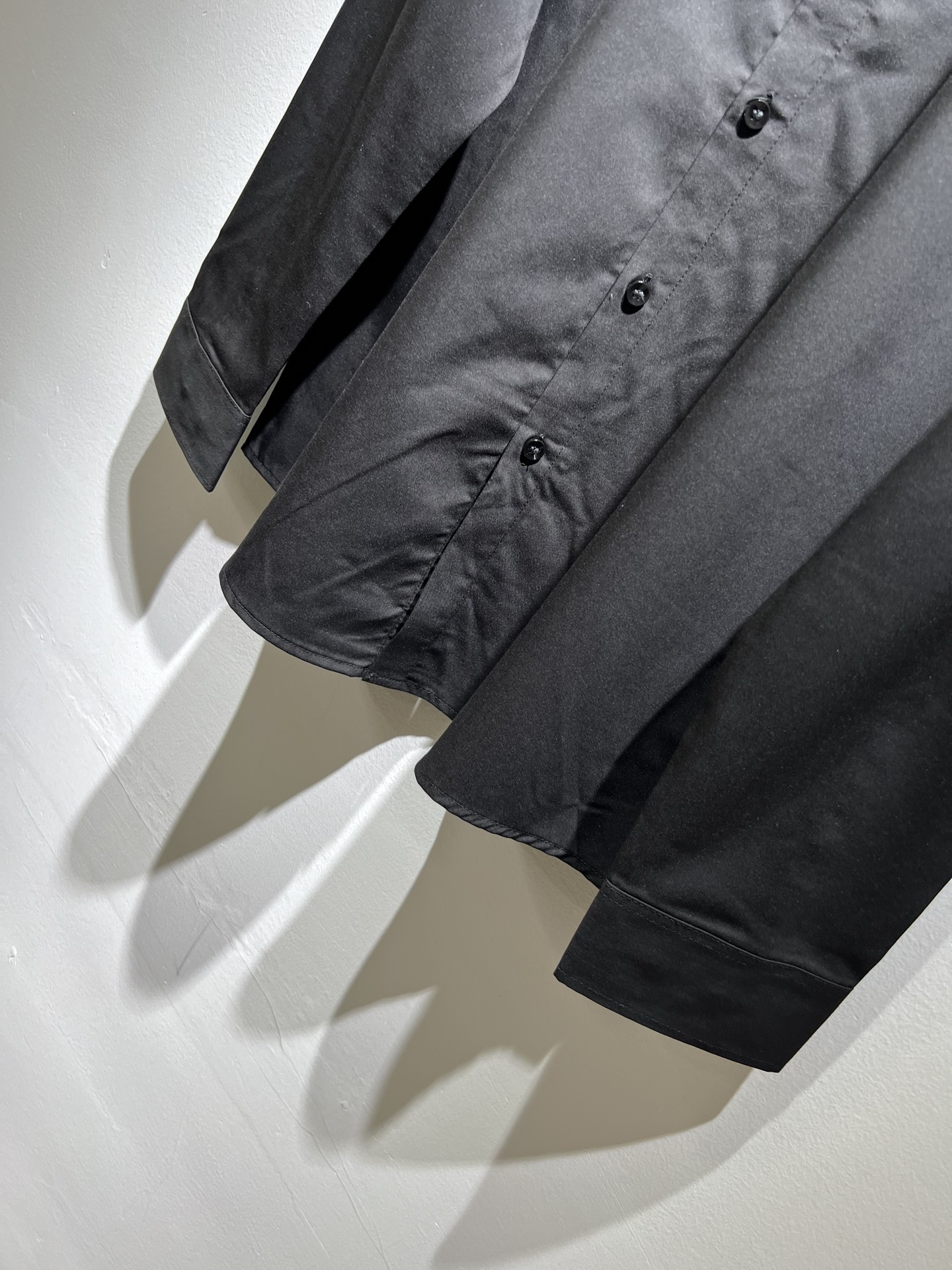 Bur*erry 巴*莉 2025秋冬新款男士衬衣，品牌最新设计元素！既不单调也不复杂,恰到好处的展现品