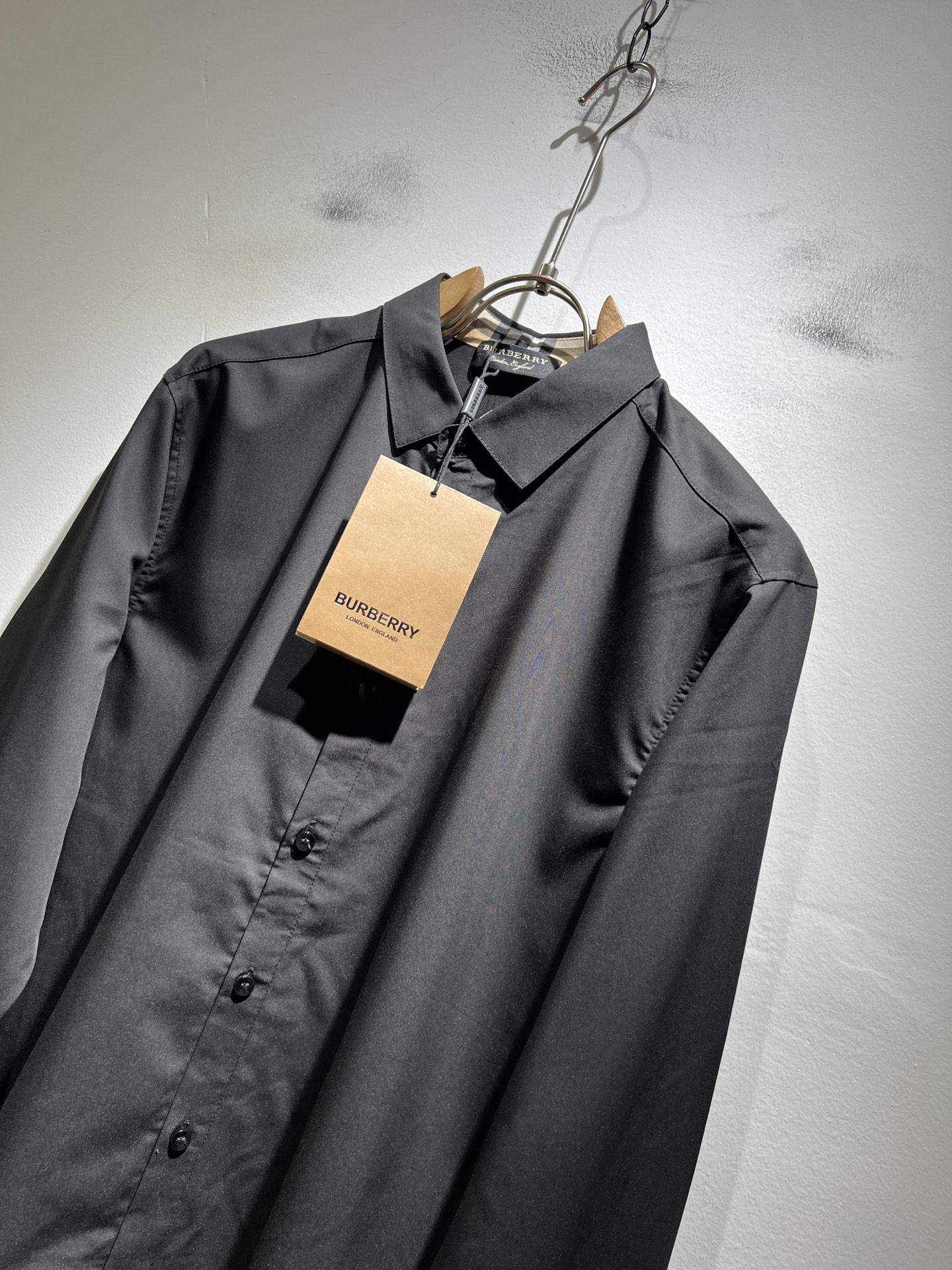 Bur*erry 巴*莉 2025秋冬新款男士衬衣，品牌最新设计元素！既不单调也不复杂,恰到好处的展现品