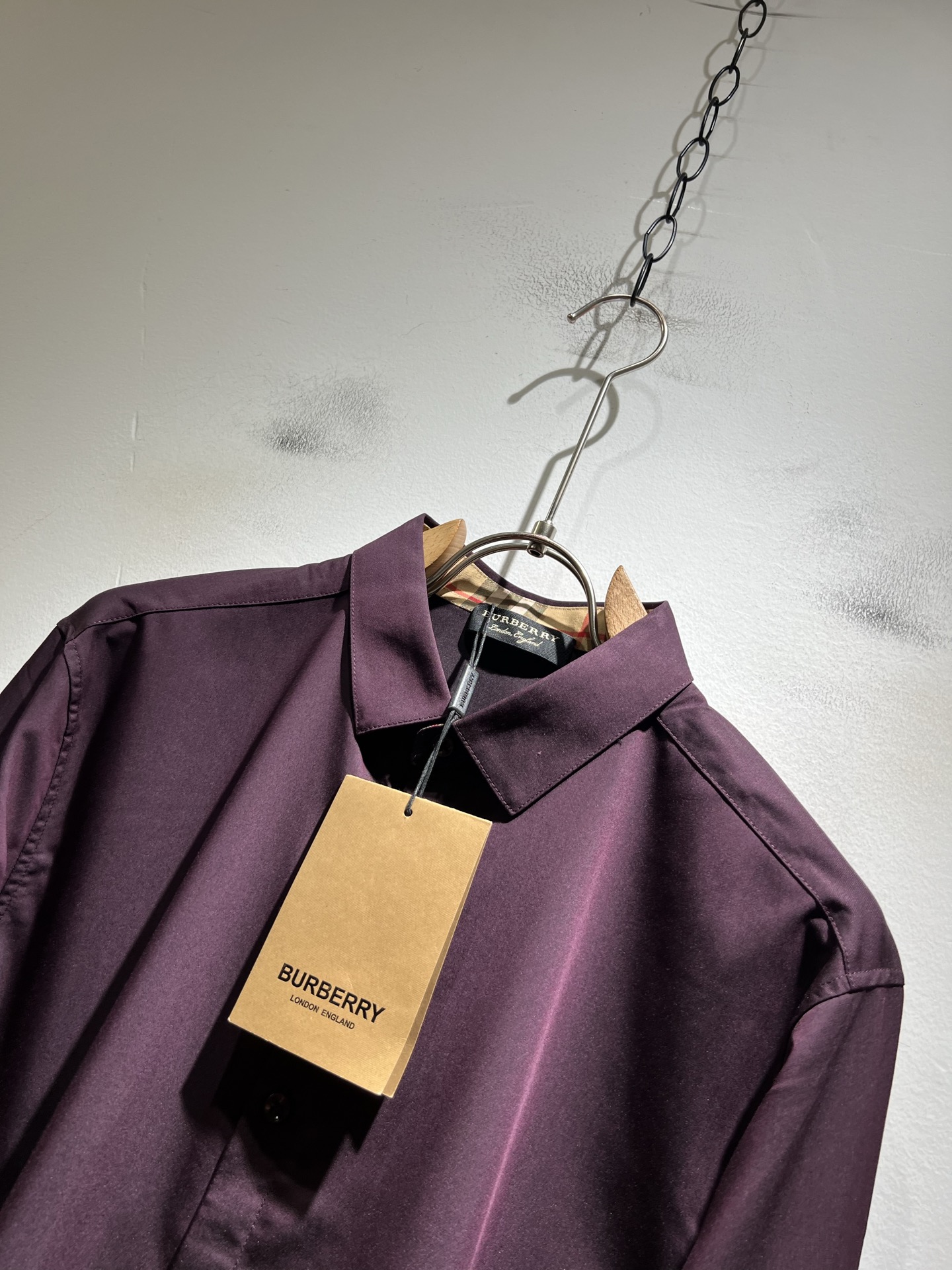 Bur*erry 巴*莉 2025秋冬新款男士衬衣，品牌最新设计元素！既不单调也不复杂,恰到好处的展现品