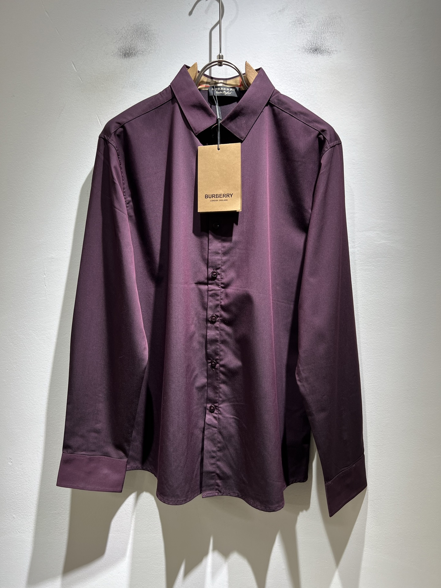 NO:608308,Bur*erry 2025 autumn and winter new men's shirts, the brand's latest design elements!  It’s neither monotonous nor complicated, just the right amount to show off your taste!  Customized poplin cotton fabric for customers!  Comfortable, sweat-absorbent and breathable are not a problem at all. The unique luxury feel of the fabric presents a simple and elegant temperament!  Full three-dimensional! Standard cutting design!  Every detail is in sync with high-end fashion. Sizes: M-3XL, burberry, alexander wang19860909Bur*erry 巴*莉 2025秋冬新款男士衬衣,品牌最新设计元素！既不单调也不复杂,恰到好处的展现品味！客供定制府绸棉面料！舒适吸汗透气根本不在话下,面料独具的高奢感呈现简约优雅气质！饱满立体!标准裁剪设计！每一处细节都是与高端时尚同步的体现.尺码:M-3XL,,burberry,alexander wang,Men's clothing