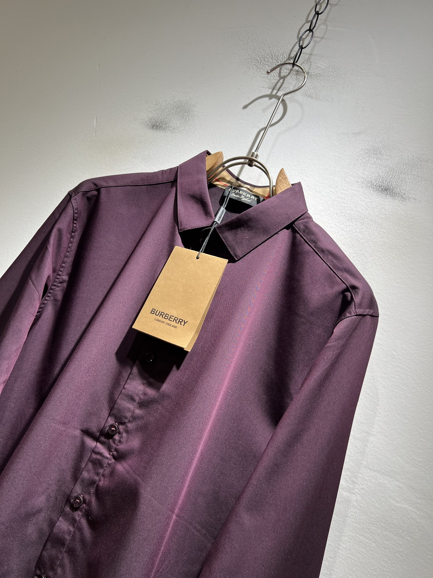 Bur*erry 巴*莉 2025秋冬新款男士衬衣，品牌最新设计元素！既不单调也不复杂,恰到好处的展现品