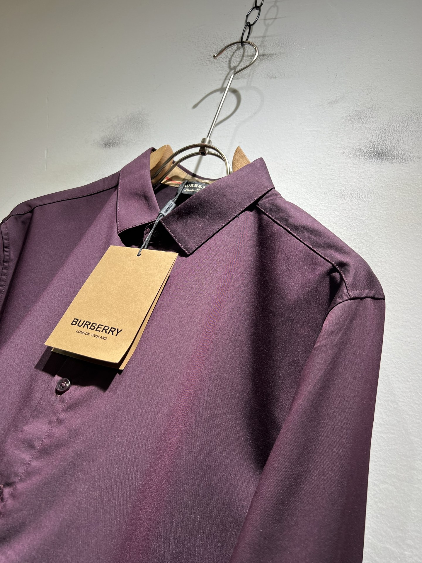 Bur*erry 巴*莉 2025秋冬新款男士衬衣，品牌最新设计元素！既不单调也不复杂,恰到好处的展现品