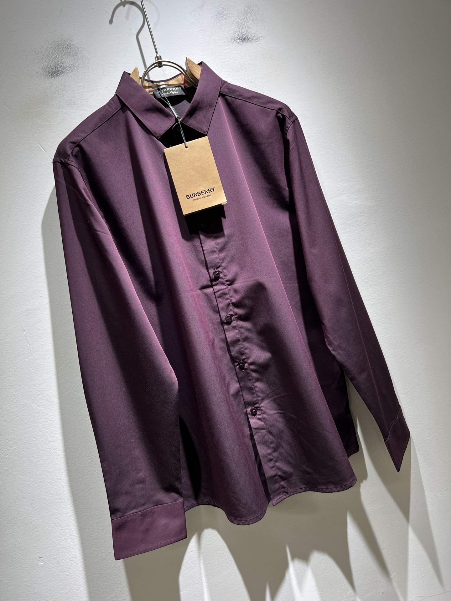 Bur*erry 巴*莉 2025秋冬新款男士衬衣，品牌最新设计元素！既不单调也不复杂,恰到好处的展现品