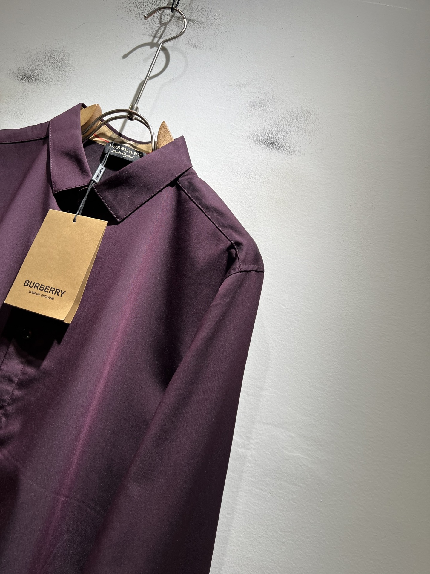 Bur*erry 巴*莉 2025秋冬新款男士衬衣，品牌最新设计元素！既不单调也不复杂,恰到好处的展现品