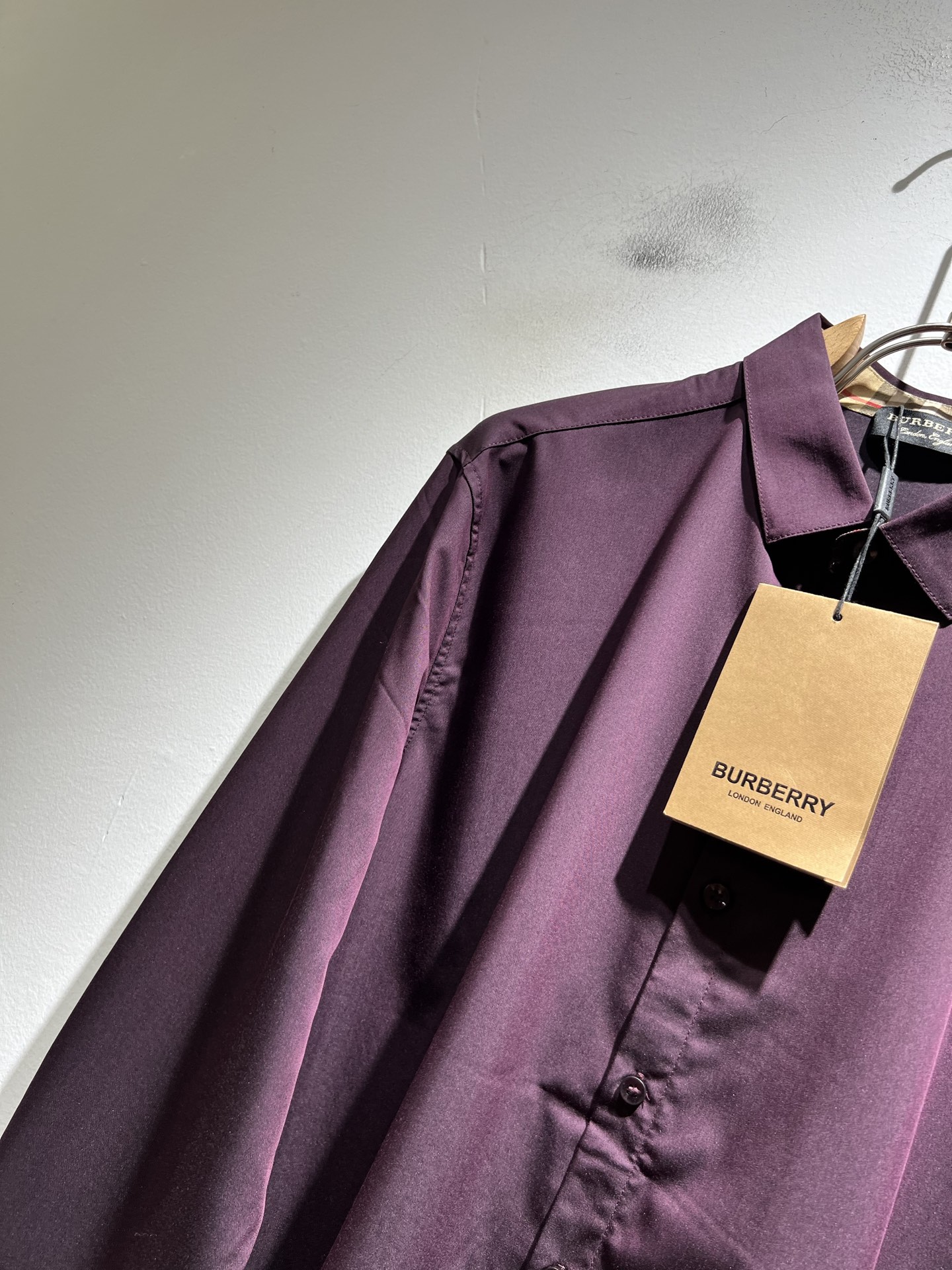 Bur*erry 巴*莉 2025秋冬新款男士衬衣，品牌最新设计元素！既不单调也不复杂,恰到好处的展现品