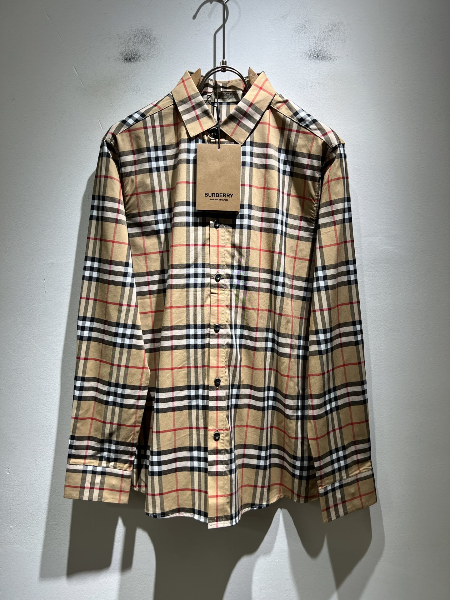 NO:608266,Bur*erry 2025 new autumn men's plaid shirt, the brand's latest design elements!  It’s neither monotonous nor complicated, just the right amount to show off your taste!  Customized original poplin cotton fabric for customers!  Comfortable, sweat-absorbent and breathable are not a problem at all. The unique luxury feel of the fabric presents a simple and elegant temperament!  Full three-dimensional! Standard cutting design!  Every detail is in sync with high-end fashion. Sizes: M-3XL, burberry, alexander wang19860909Bur*erry 巴*莉 2025秋季新款男士格子衬衣,品牌最新设计元素！既不单调也不复杂,恰到好处的展现品味！客供定制原版府绸棉面料！舒适吸汗透气根本不在话下,面料独具的高奢感呈现简约优雅气质！饱满立体!标准裁剪设计！每一处细节都是与高端时尚同步的体现.尺码:M-3XL,,burberry,alexander wang,Men's clothing