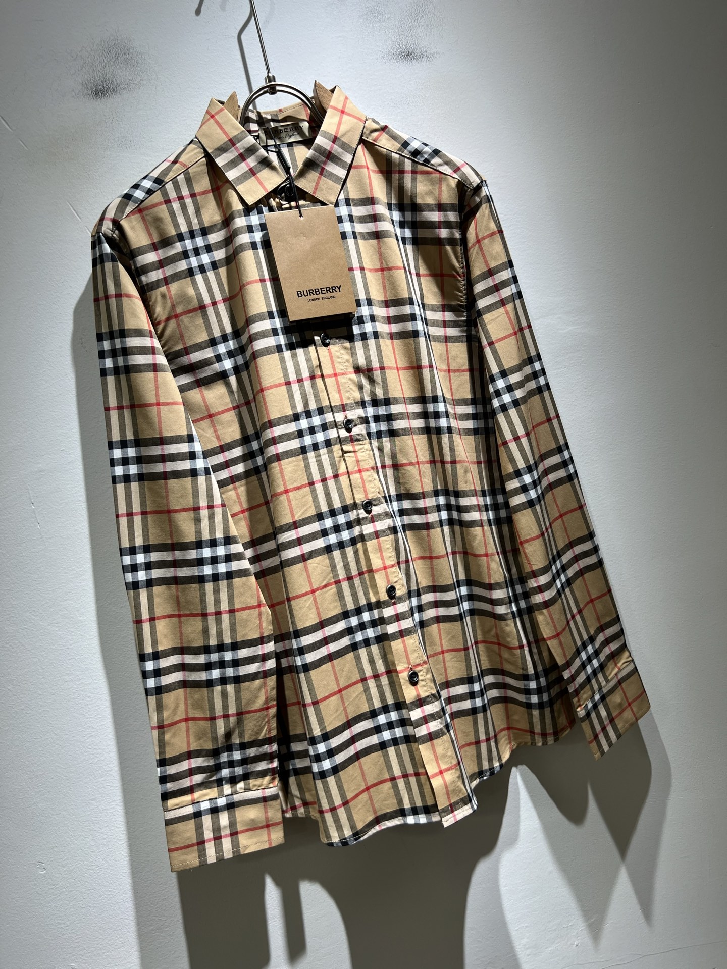 Bur*erry 巴*莉 2025秋季新款男士格子衬衣，品牌最新设计元素！既不单调也不复杂,恰到好处的展