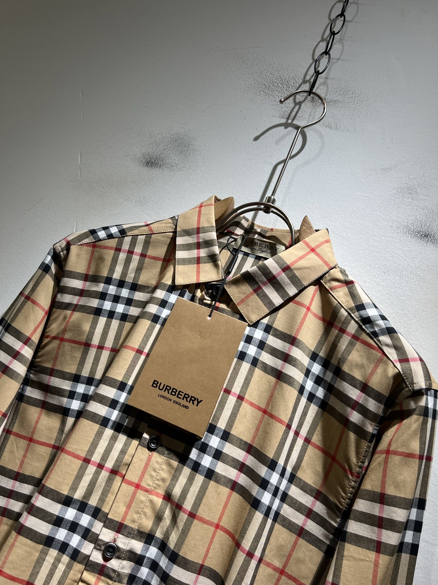 Bur*erry 巴*莉 2025秋季新款男士格子衬衣，品牌最新设计元素！既不单调也不复杂,恰到好处的展