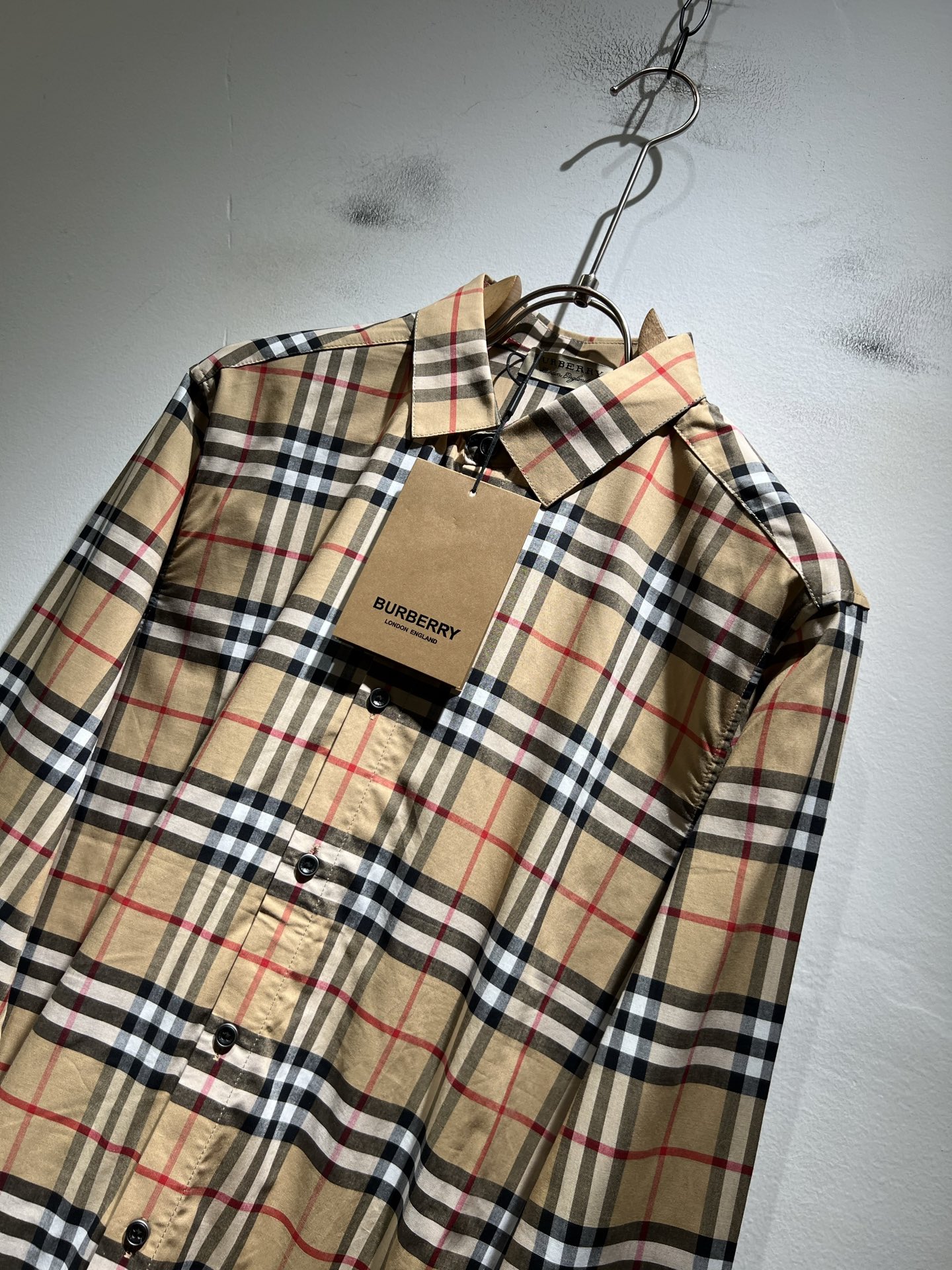 Bur*erry 巴*莉 2025秋季新款男士格子衬衣，品牌最新设计元素！既不单调也不复杂,恰到好处的展