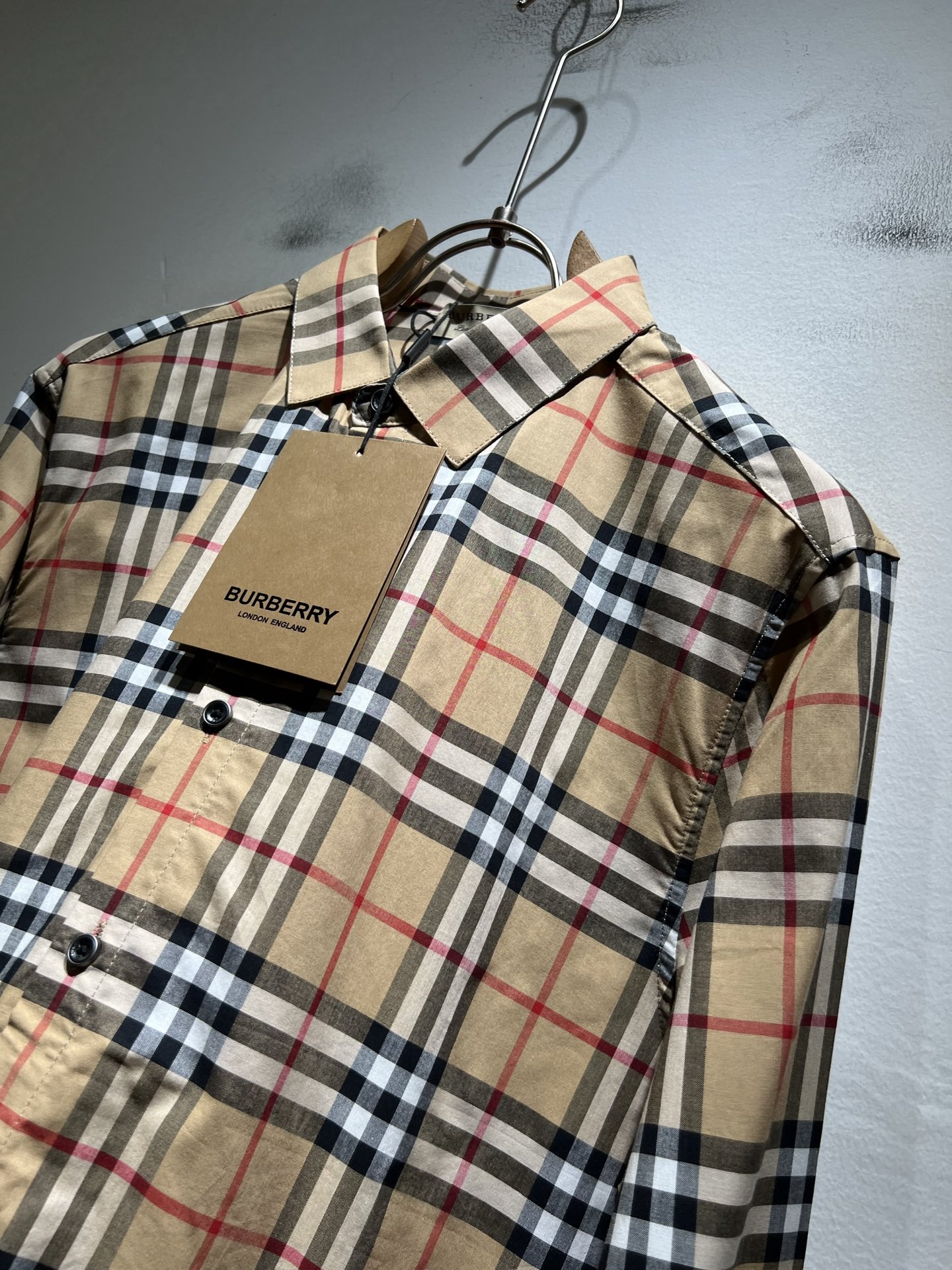 Bur*erry 巴*莉 2025秋季新款男士格子衬衣，品牌最新设计元素！既不单调也不复杂,恰到好处的展