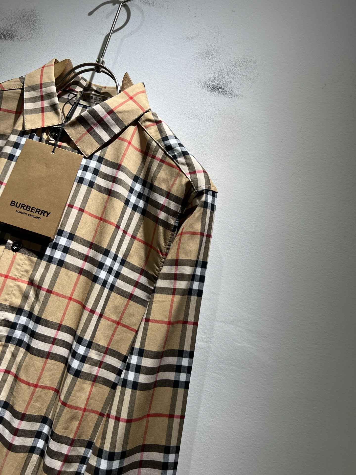 Bur*erry 巴*莉 2025秋季新款男士格子衬衣，品牌最新设计元素！既不单调也不复杂,恰到好处的展