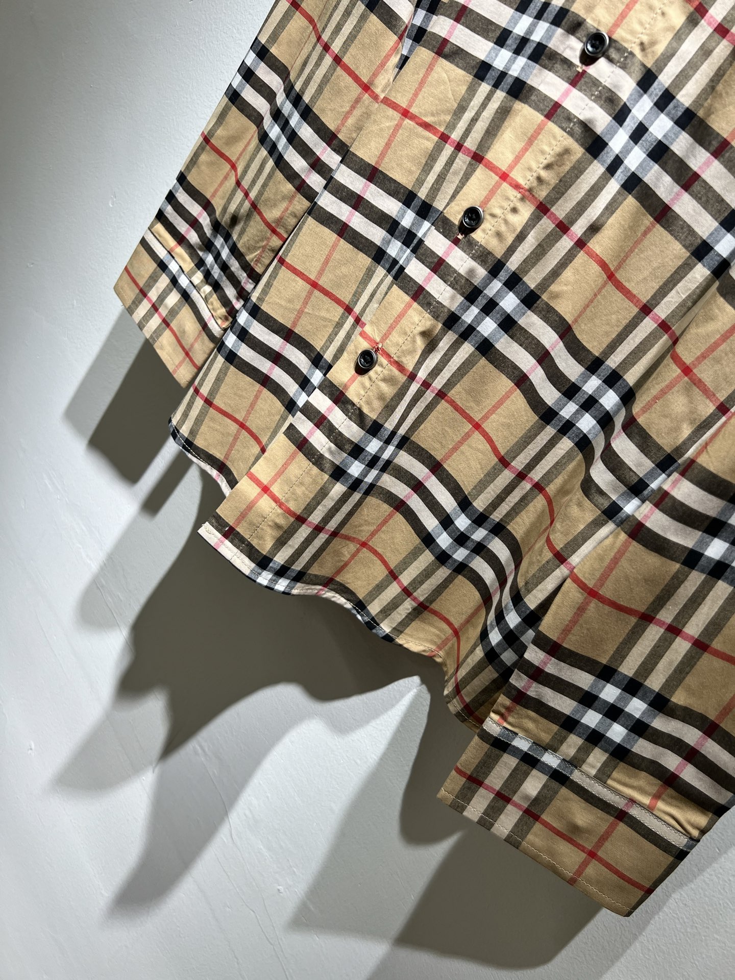 Bur*erry 巴*莉 2025秋季新款男士格子衬衣，品牌最新设计元素！既不单调也不复杂,恰到好处的展