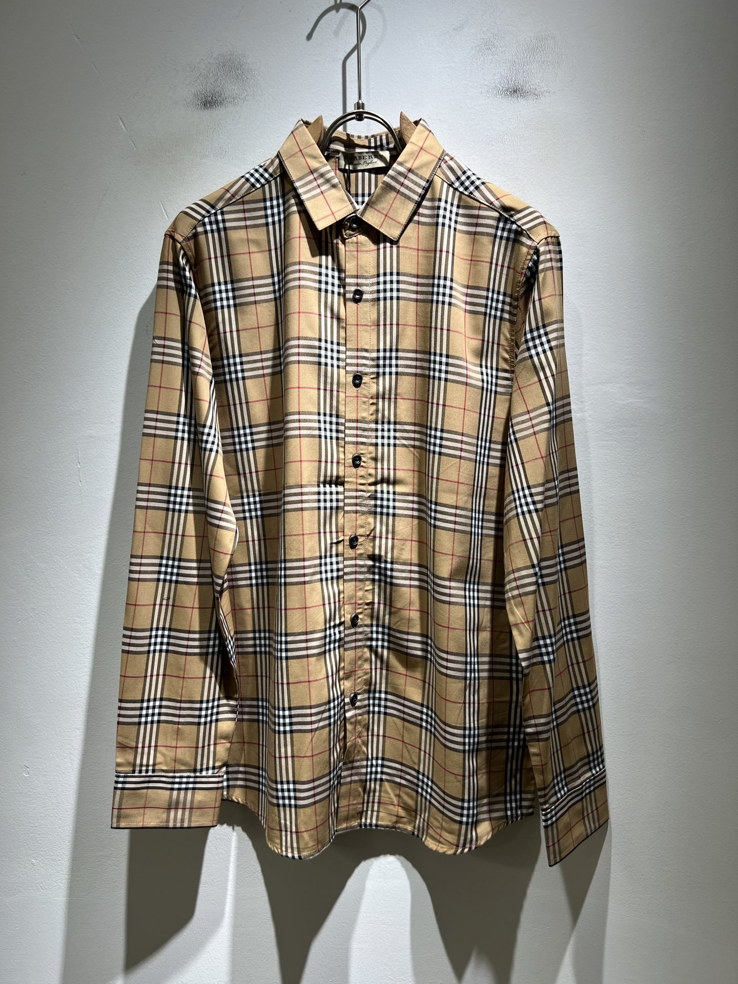 NO:608276,Bur*erry 2025 new autumn men's plaid shirt, the brand's latest design elements!  It’s neither monotonous nor complicated, just the right amount to show off your taste!  Customized original poplin cotton fabric for customers!  Comfortable, sweat-absorbent and breathable are not a problem at all. The unique luxury feel of the fabric presents a simple and elegant temperament!  Full three-dimensional! Standard cutting design!  Every detail is in sync with high-end fashion. Sizes: M-3XL, burberry, alexander wang19860909Bur*erry 巴*莉 2025秋季新款男士格子衬衣,品牌最新设计元素！既不单调也不复杂,恰到好处的展现品味！客供定制原版府绸棉面料！舒适吸汗透气根本不在话下,面料独具的高奢感呈现简约优雅气质！饱满立体!标准裁剪设计！每一处细节都是与高端时尚同步的体现.尺码:M-3XL,,burberry,alexander wang,Men's clothing