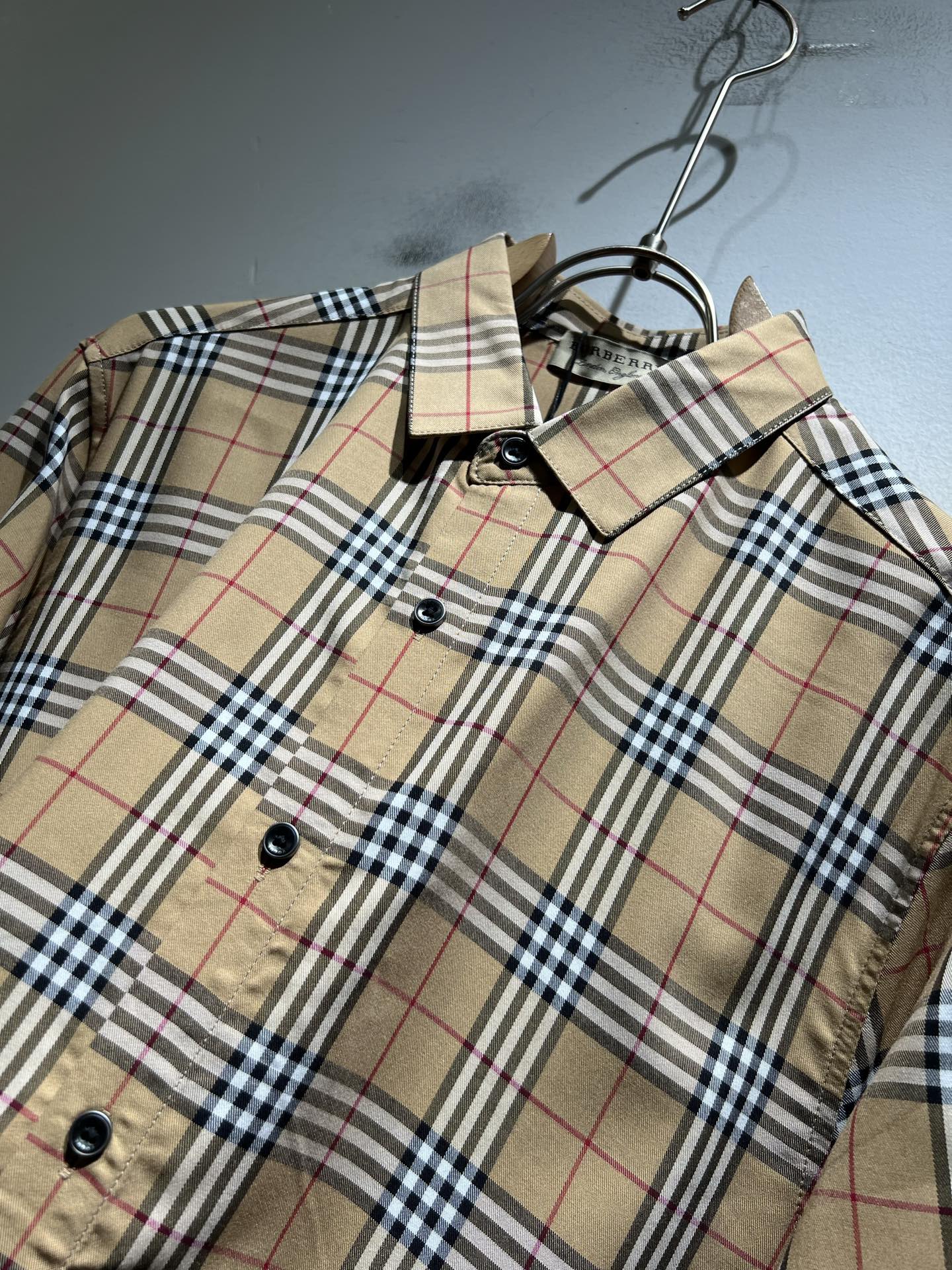 Bur*erry 巴*莉 2025秋季新款男士格子衬衣，品牌最新设计元素！既不单调也不复杂,恰到好处的展