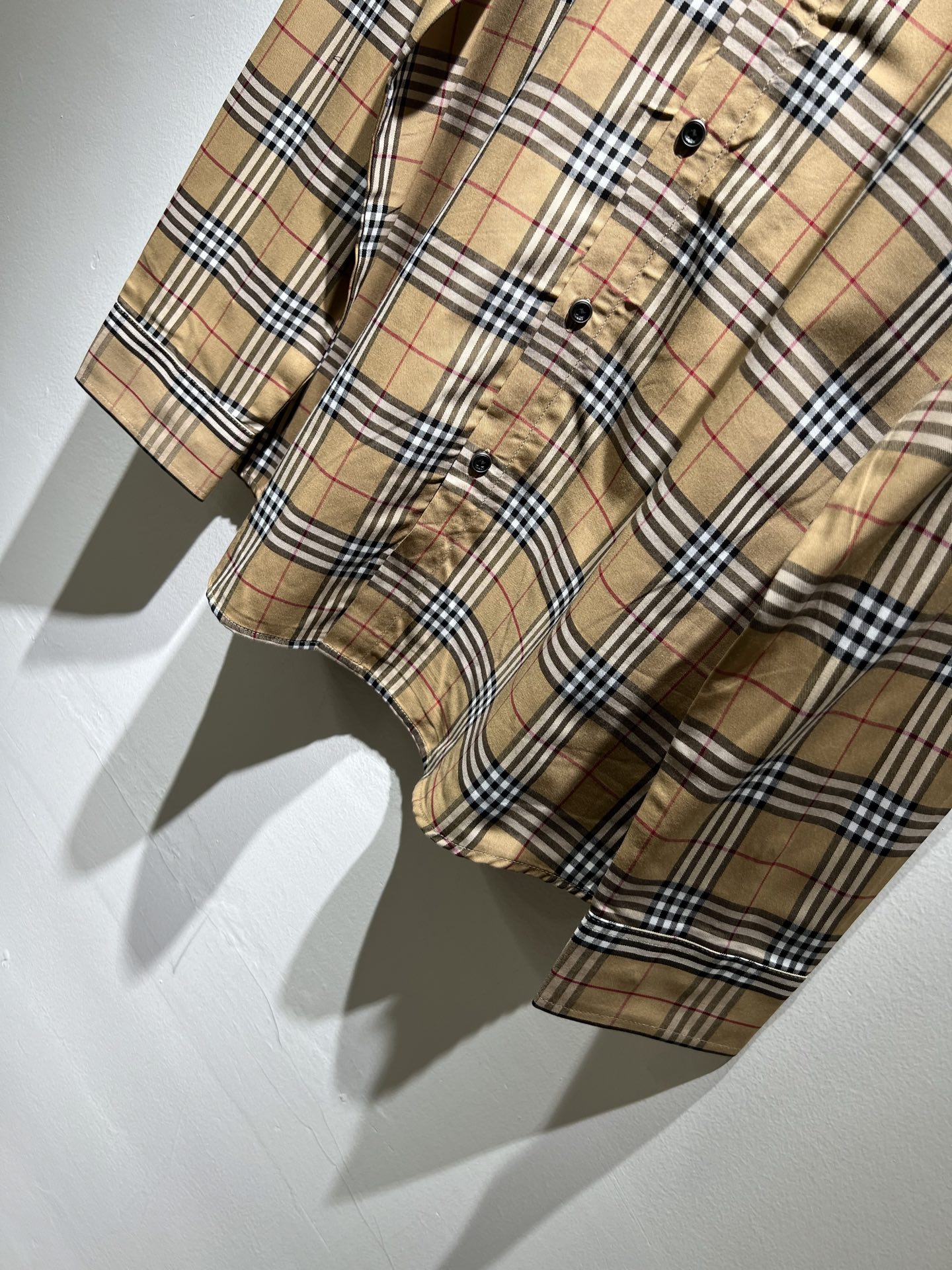 Bur*erry 巴*莉 2025秋季新款男士格子衬衣，品牌最新设计元素！既不单调也不复杂,恰到好处的展