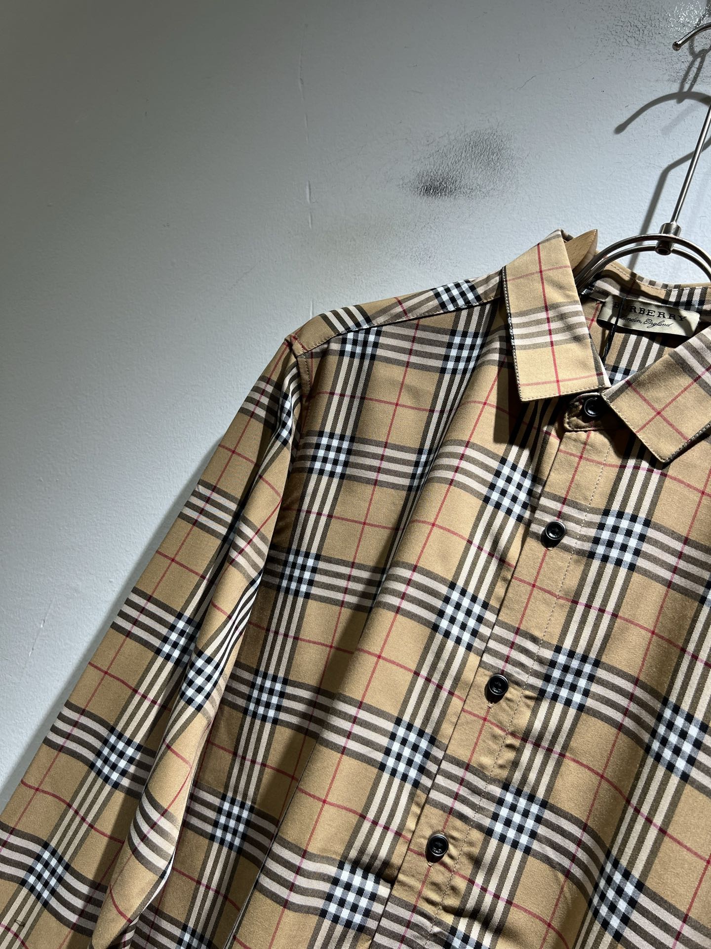 Bur*erry 巴*莉 2025秋季新款男士格子衬衣，品牌最新设计元素！既不单调也不复杂,恰到好处的展