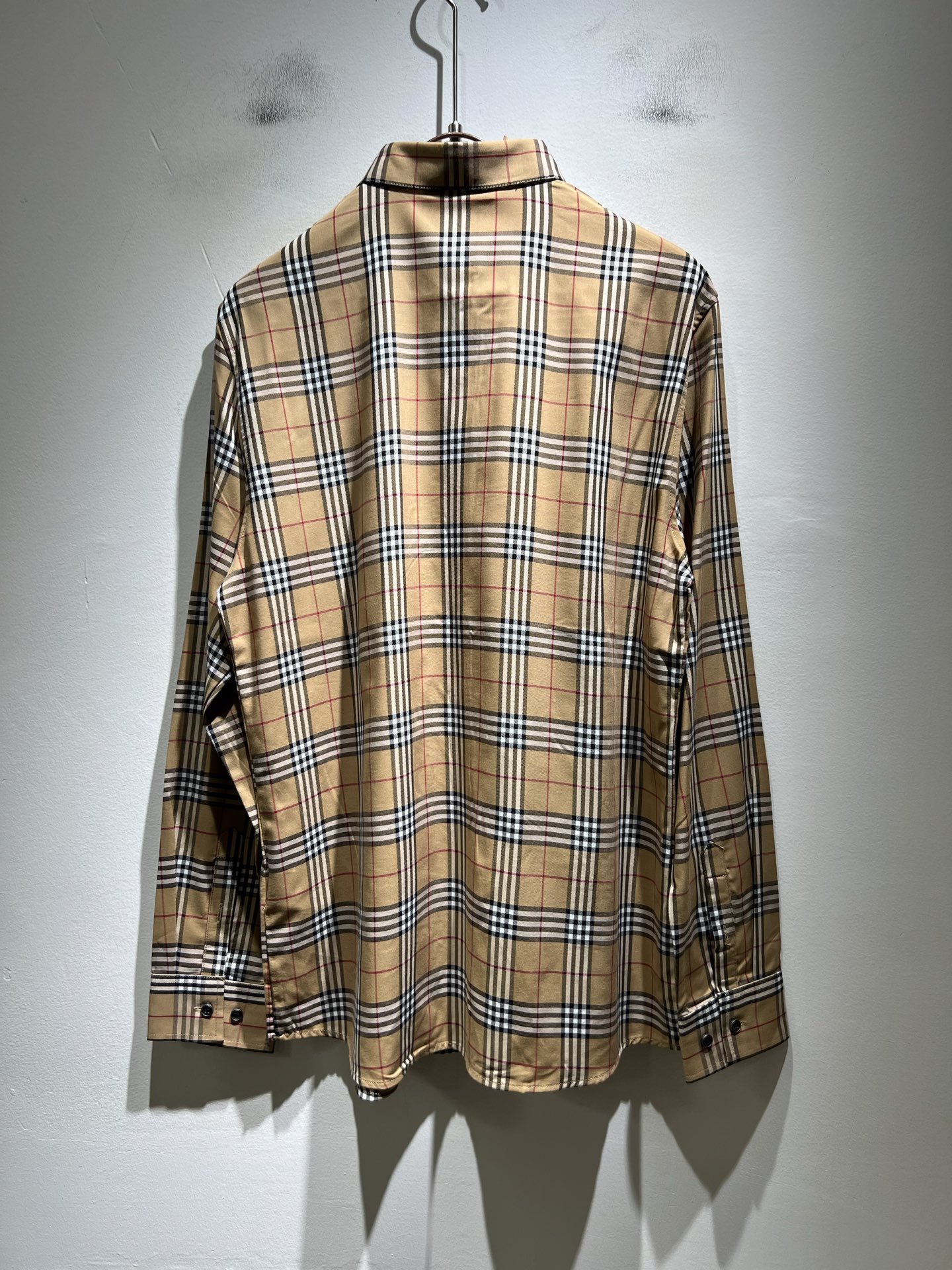 Bur*erry 巴*莉 2025秋季新款男士格子衬衣，品牌最新设计元素！既不单调也不复杂,恰到好处的展