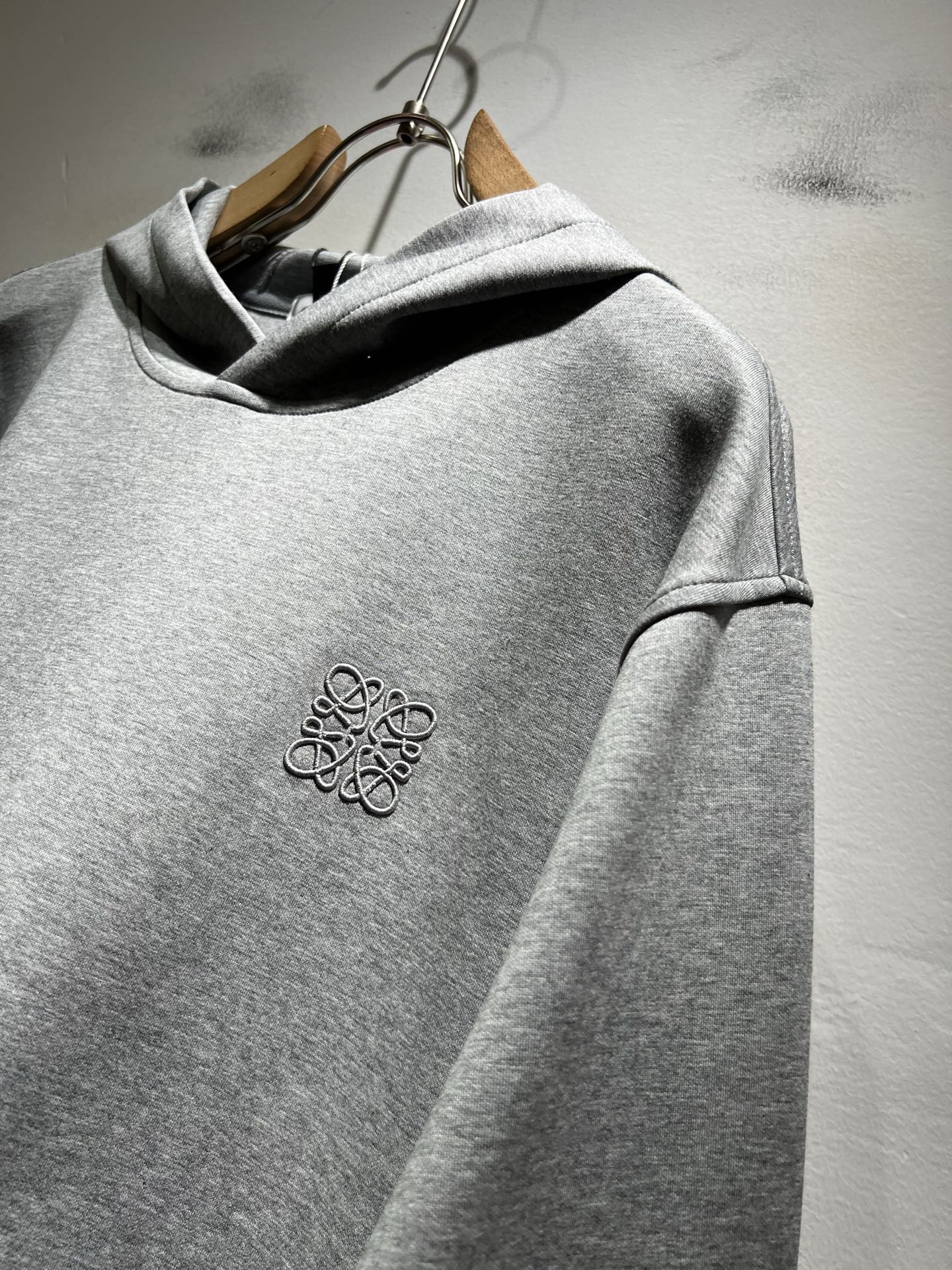 LOE*WE罗*威 2025秋冬男女同款👫长袖连帽卫衣，意大利原厂订单渠道，极具个性高级潮风，标志log