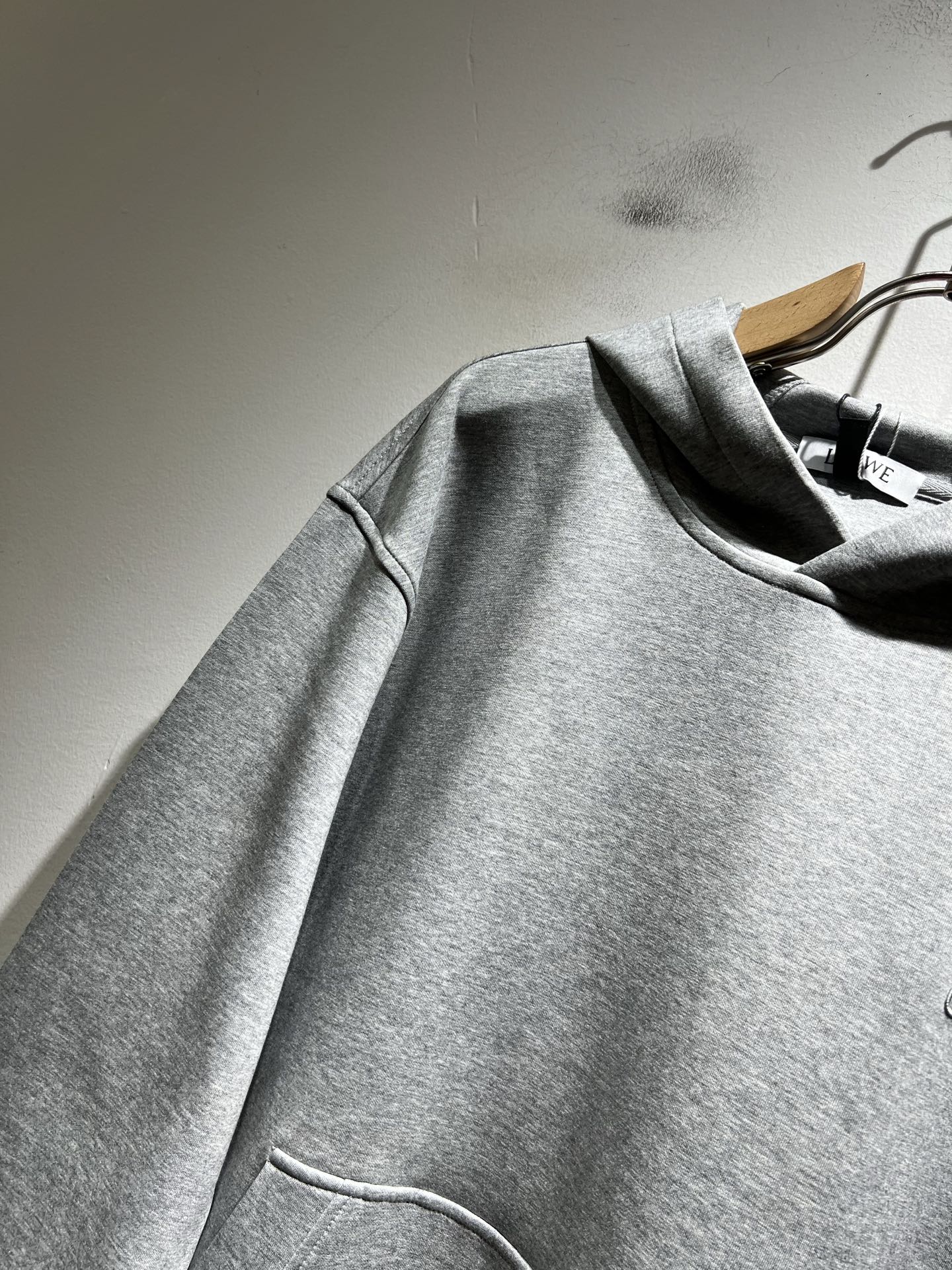 LOE*WE罗*威 2025秋冬男女同款👫长袖连帽卫衣，意大利原厂订单渠道，极具个性高级潮风，标志log