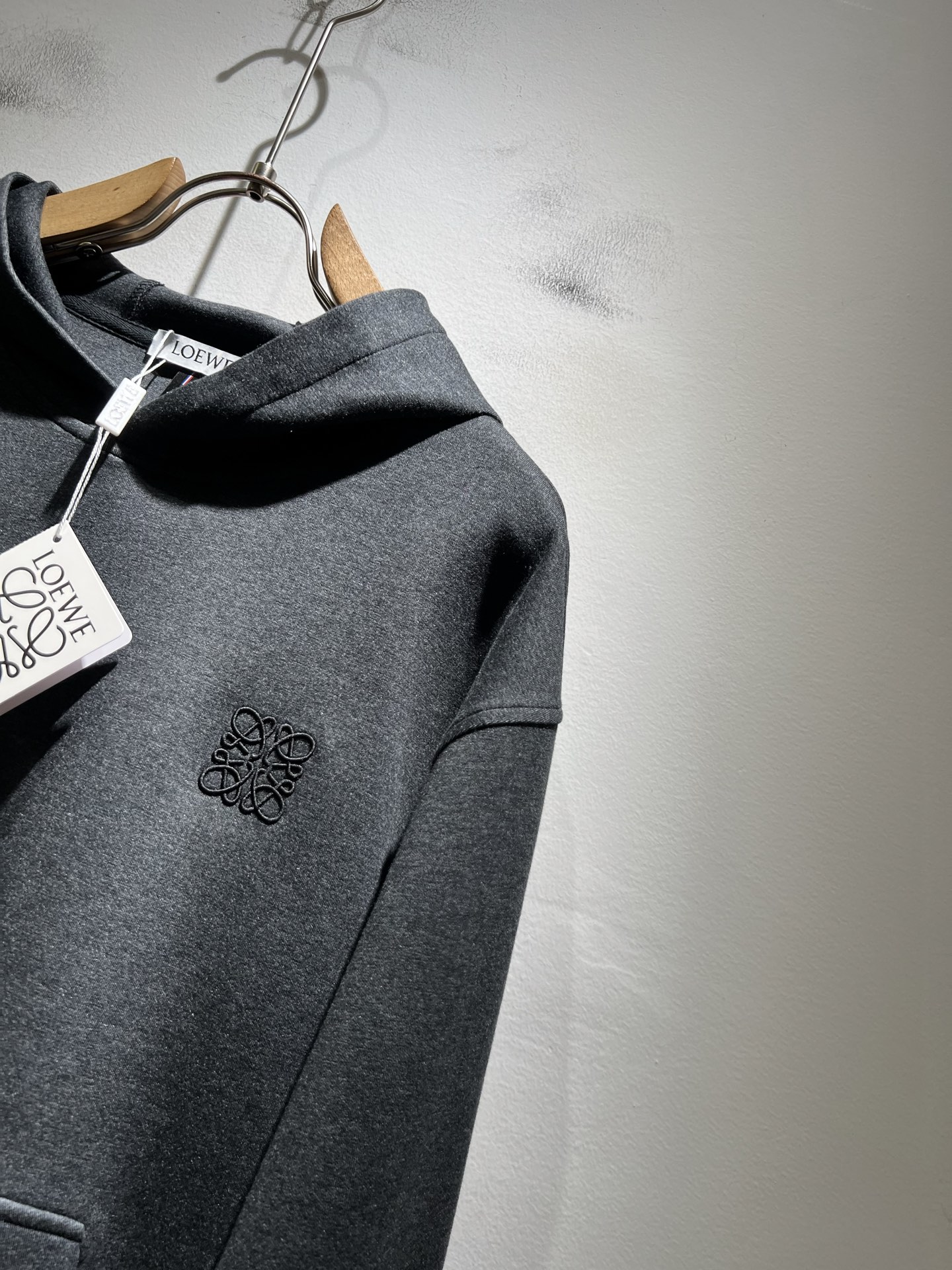 LOE*WE罗*威 2025秋冬男女同款👫长袖连帽卫衣，意大利原厂订单渠道，极具个性高级潮风，标志log