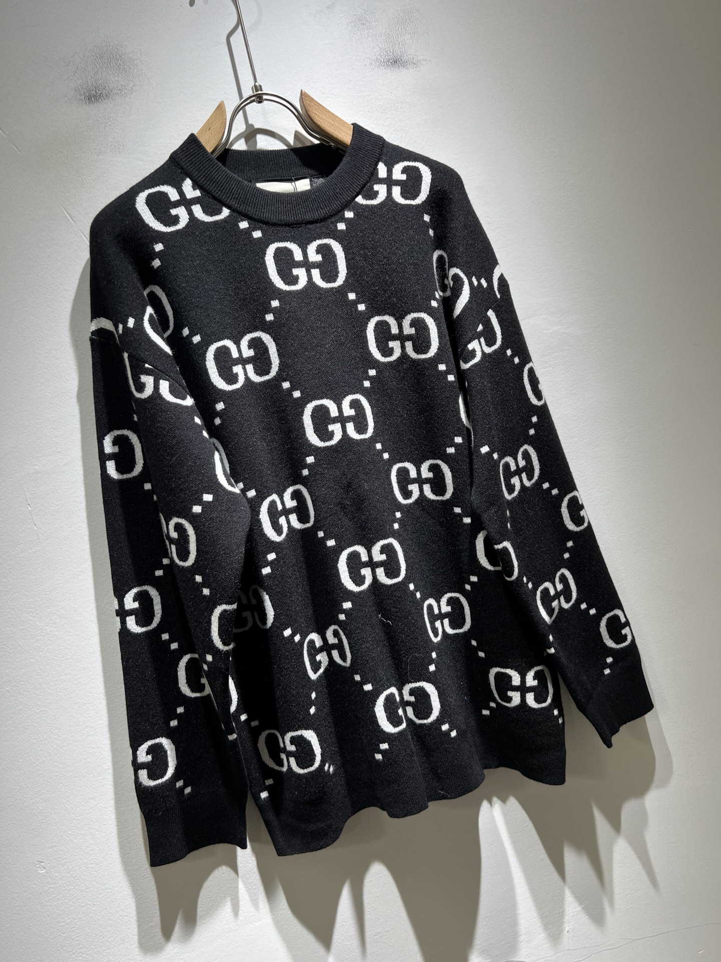 GUC*I 古家 2025秋冬新款男女同款👫 高克重针织羊毛衫，全景钩织GG标识logo图案设计！ 贸易
