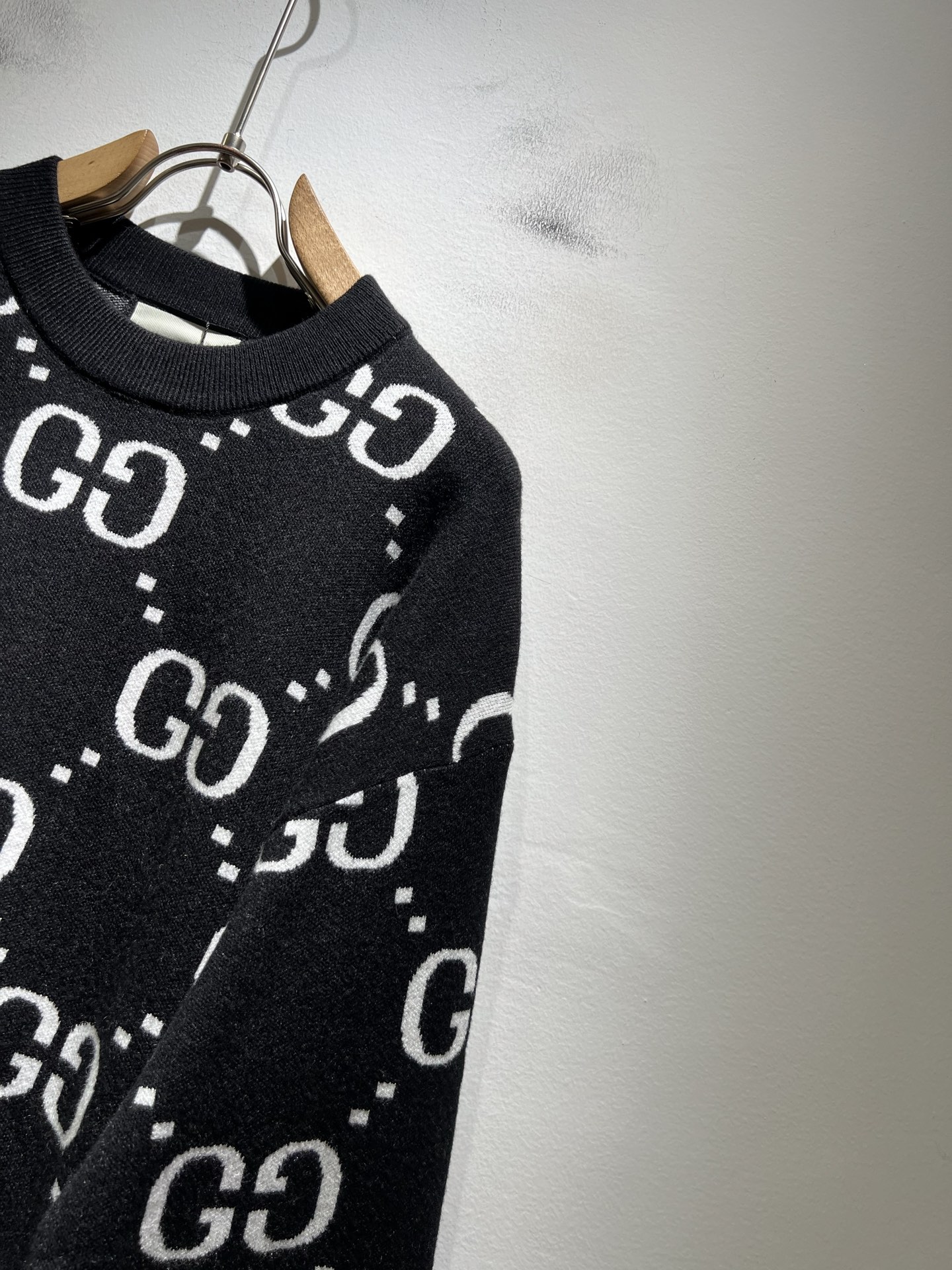 GUC*I 古家 2025秋冬新款男女同款👫 高克重针织羊毛衫，全景钩织GG标识logo图案设计！ 贸易