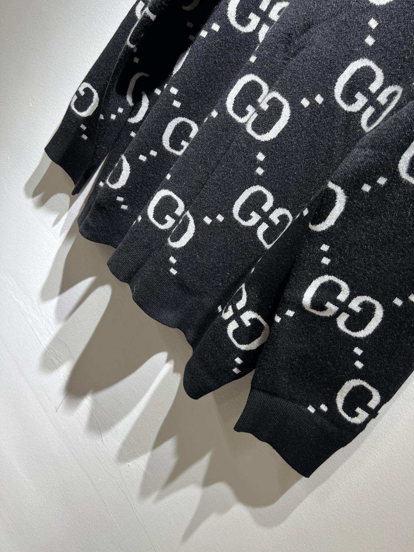 GUC*I 古家 2025秋冬新款男女同款👫 高克重针织羊毛衫，全景钩织GG标识logo图案设计！ 贸易