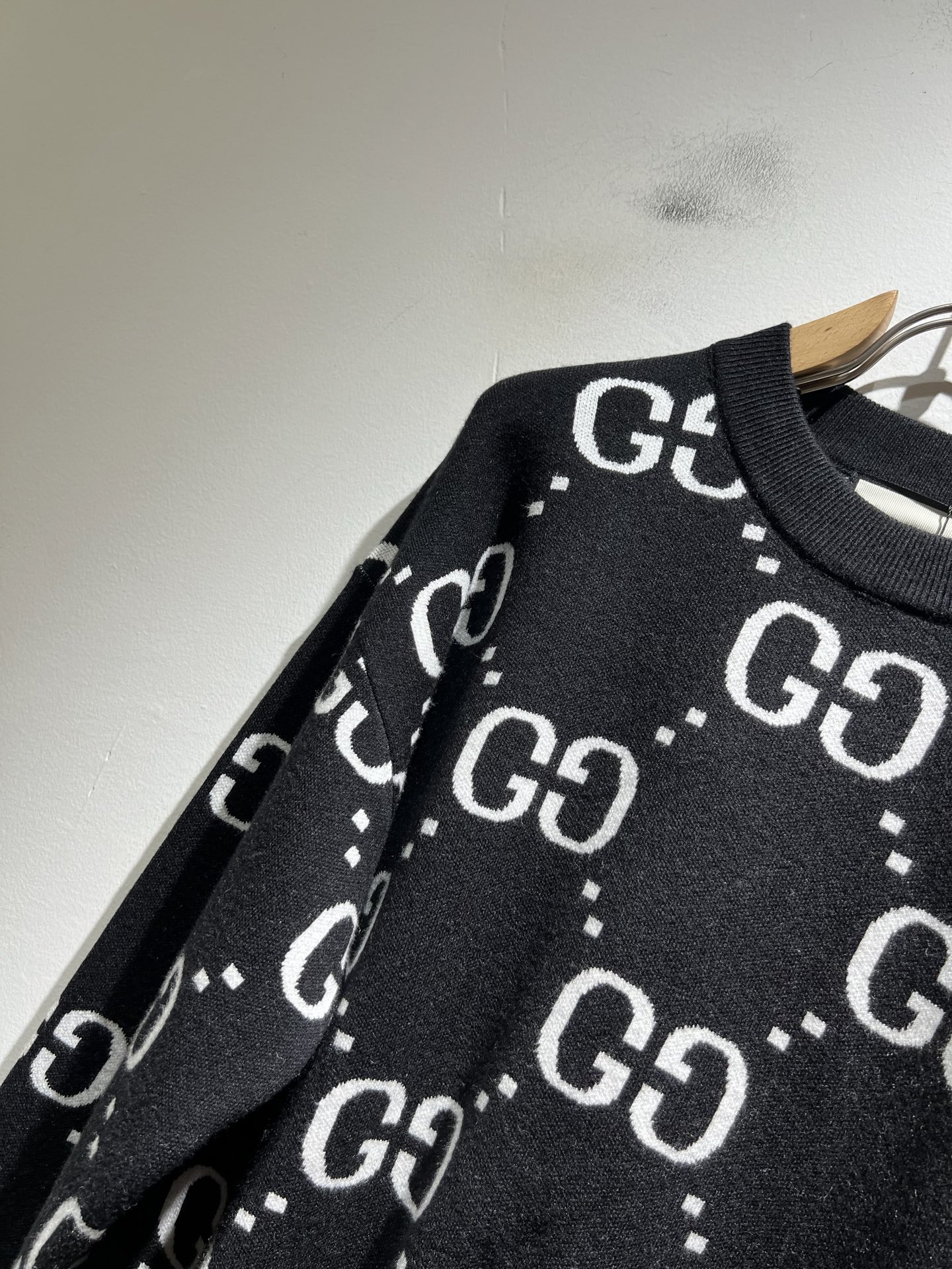 GUC*I 古家 2025秋冬新款男女同款👫 高克重针织羊毛衫，全景钩织GG标识logo图案设计！ 贸易