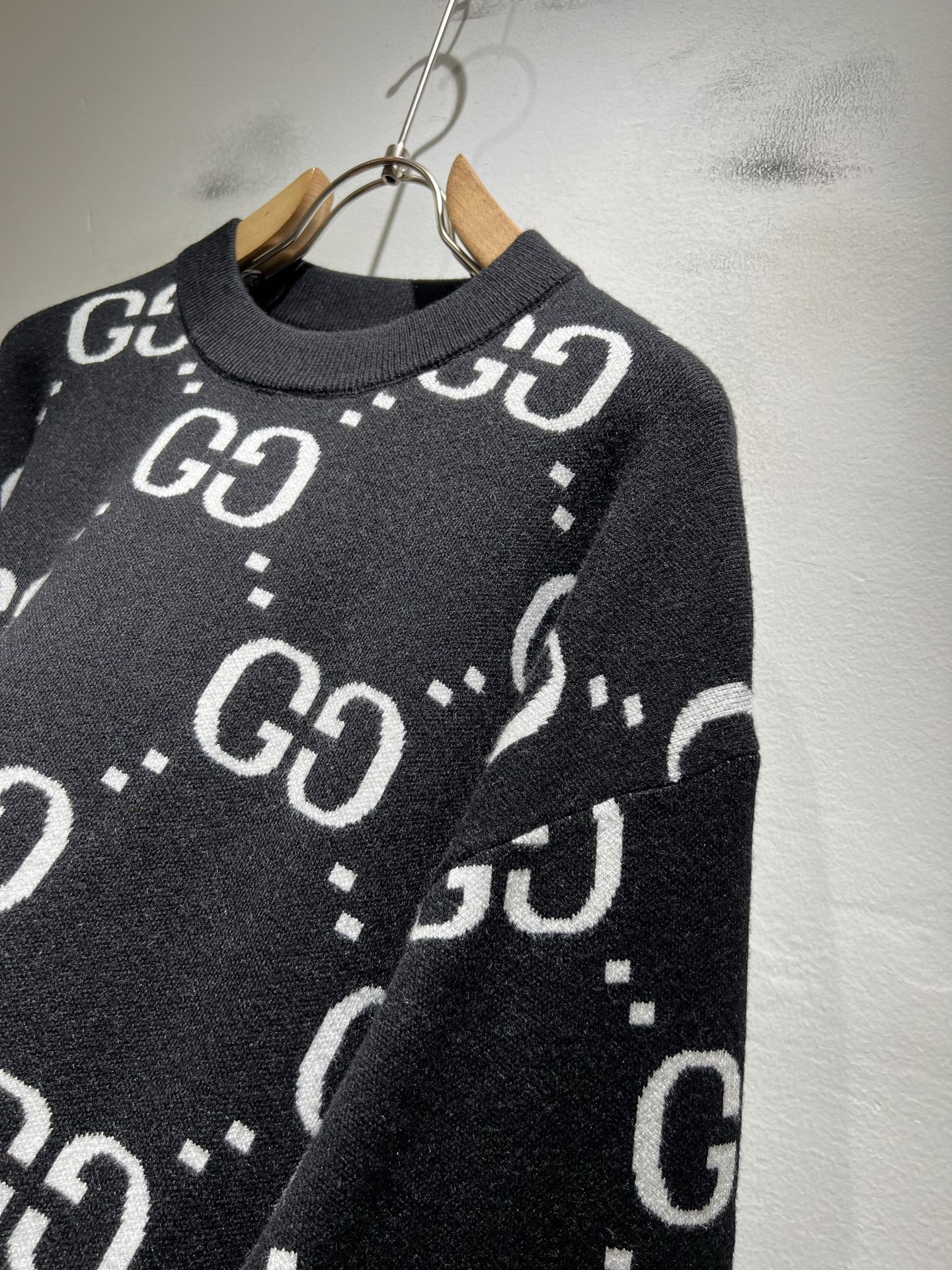 GUC*I 古家 2025秋冬新款男女同款👫 高克重针织羊毛衫，全景钩织GG标识logo图案设计！ 贸易