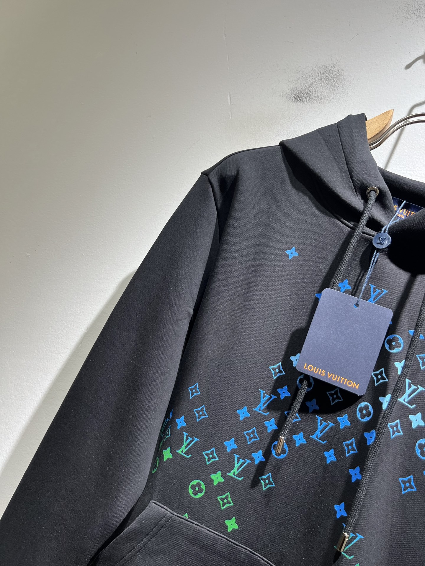 LouisVuitt*路易*登 2025秋冬全新系列单品上线，非常时髦前卫的一款男女同款👫长袖连帽卫衣，