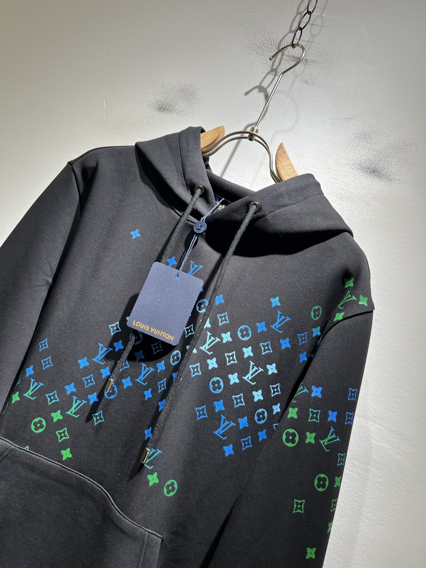 LouisVuitt*路易*登 2025秋冬全新系列单品上线，非常时髦前卫的一款男女同款👫长袖连帽卫衣，