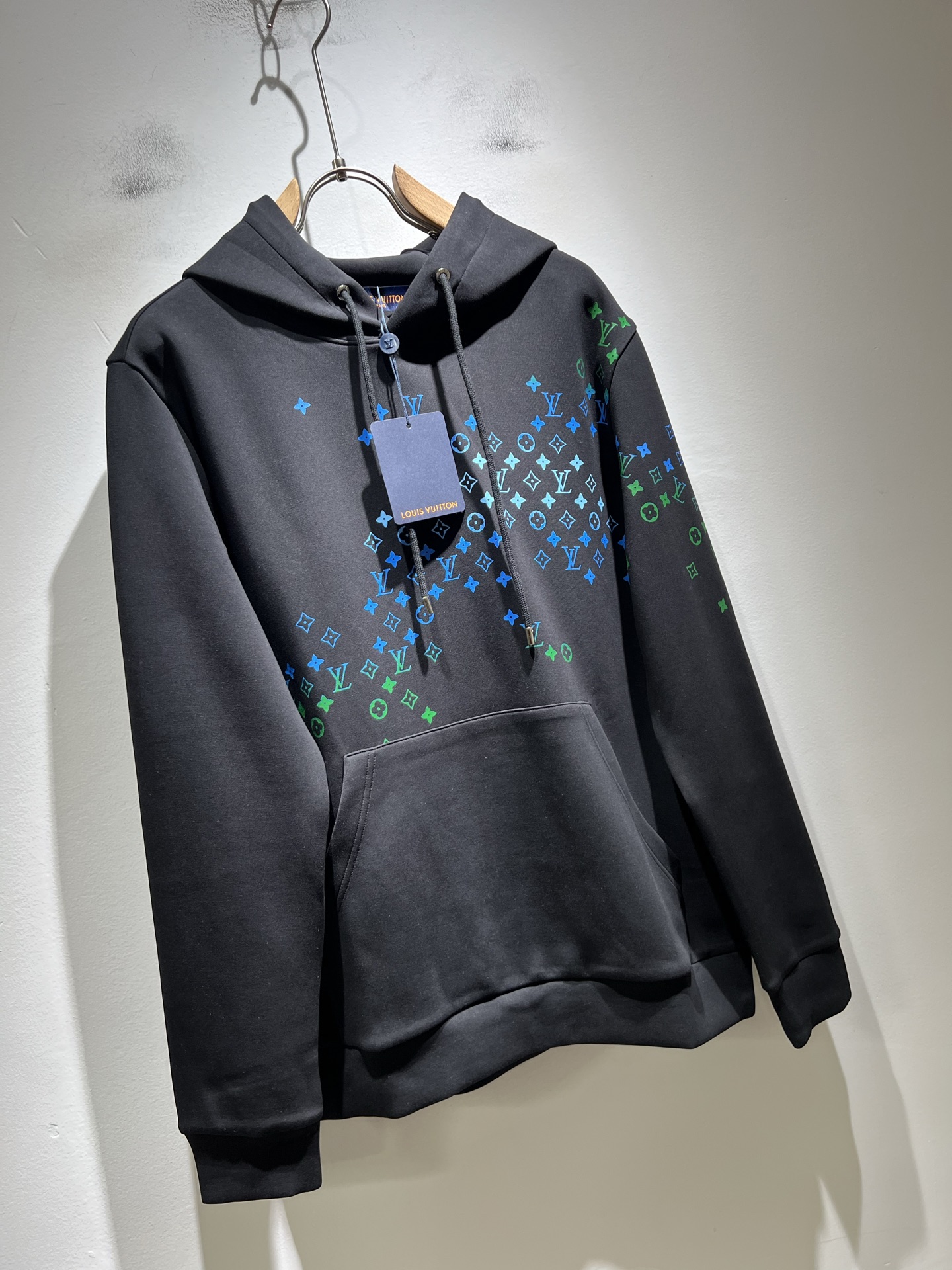 LouisVuitt*路易*登 2025秋冬全新系列单品上线，非常时髦前卫的一款男女同款👫长袖连帽卫衣，