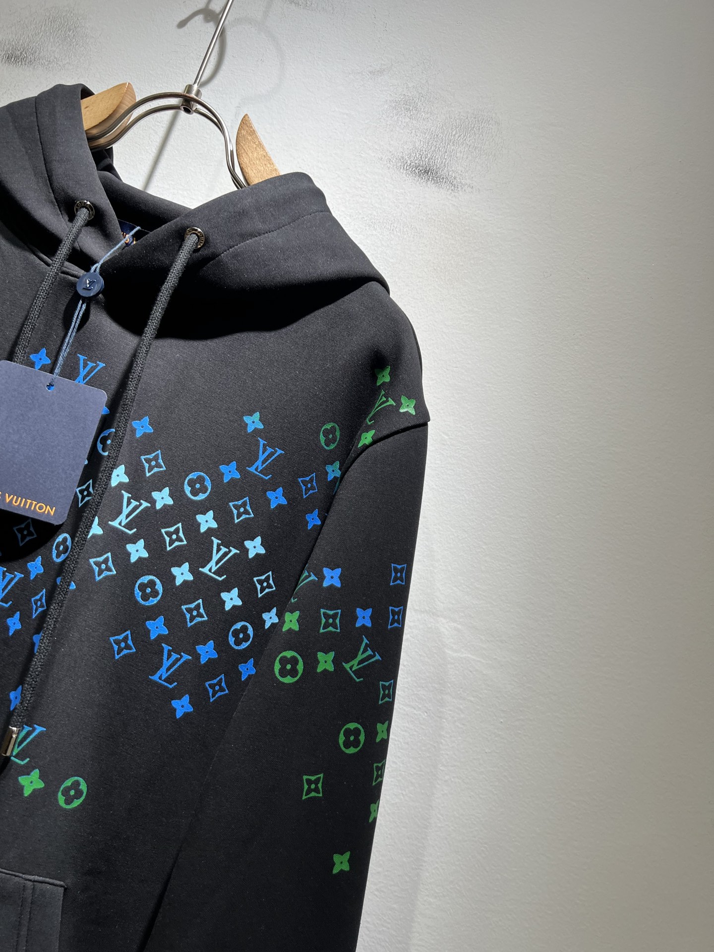 LouisVuitt*路易*登 2025秋冬全新系列单品上线，非常时髦前卫的一款男女同款👫长袖连帽卫衣，