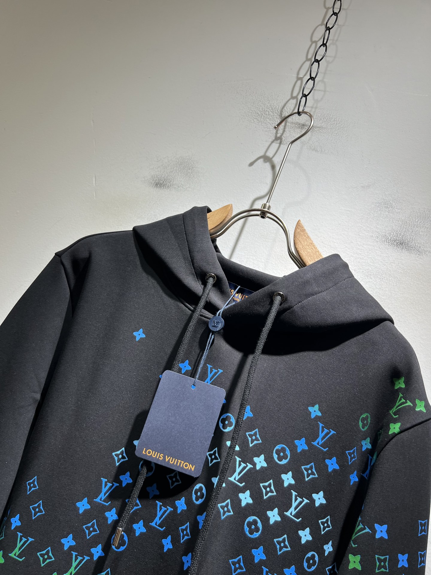 LouisVuitt*路易*登 2025秋冬全新系列单品上线，非常时髦前卫的一款男女同款👫长袖连帽卫衣，