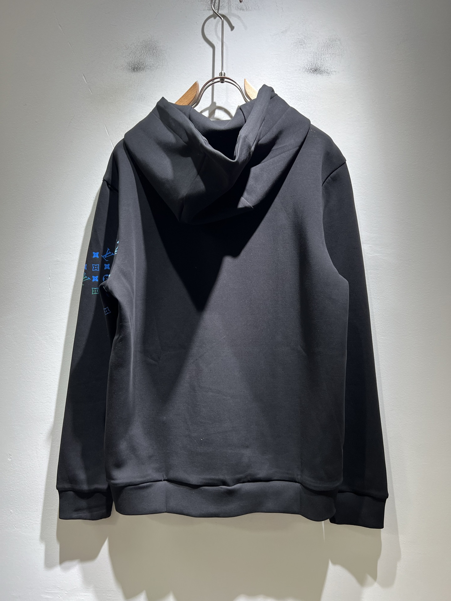 LouisVuitt*路易*登 2025秋冬全新系列单品上线，非常时髦前卫的一款男女同款👫长袖连帽卫衣，