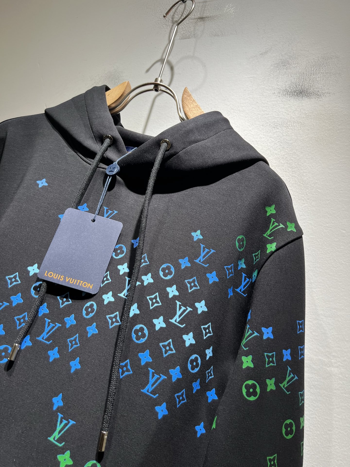 LouisVuitt*路易*登 2025秋冬全新系列单品上线，非常时髦前卫的一款男女同款👫长袖连帽卫衣，