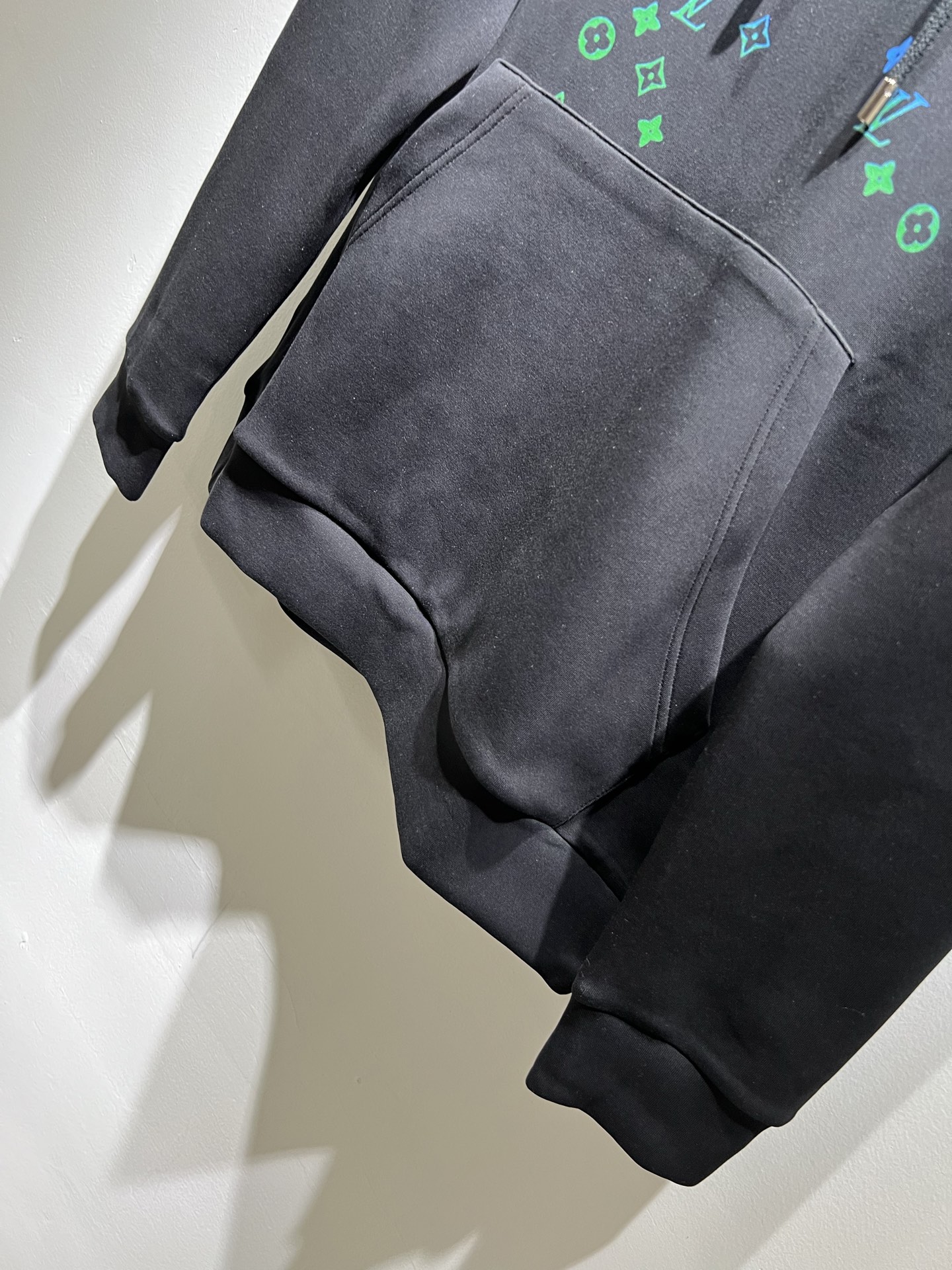 LouisVuitt*路易*登 2025秋冬全新系列单品上线，非常时髦前卫的一款男女同款👫长袖连帽卫衣，