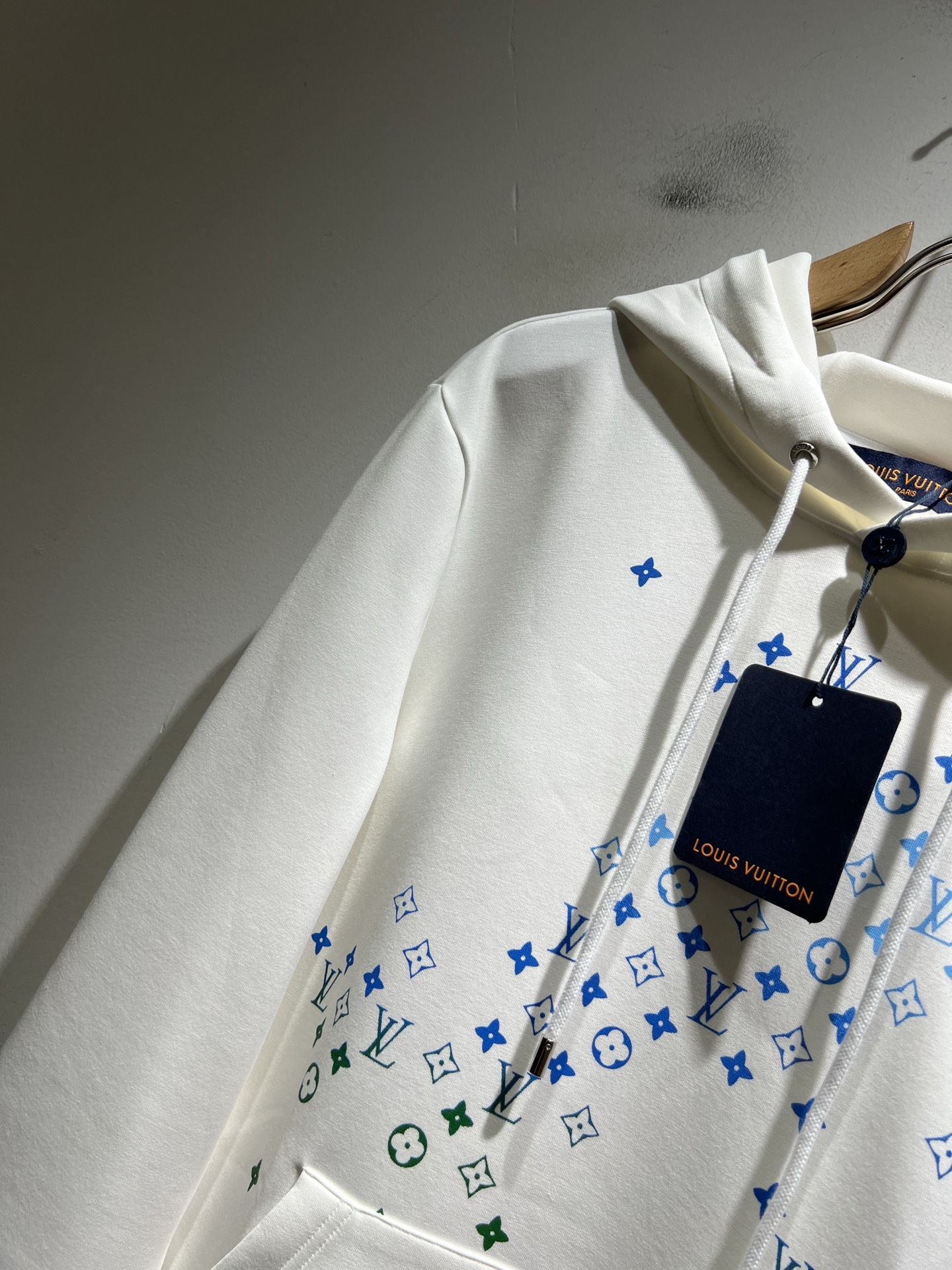 LouisVuitt*路易*登 2025秋冬全新系列单品上线，非常时髦前卫的一款男女同款👫长袖连帽卫衣，