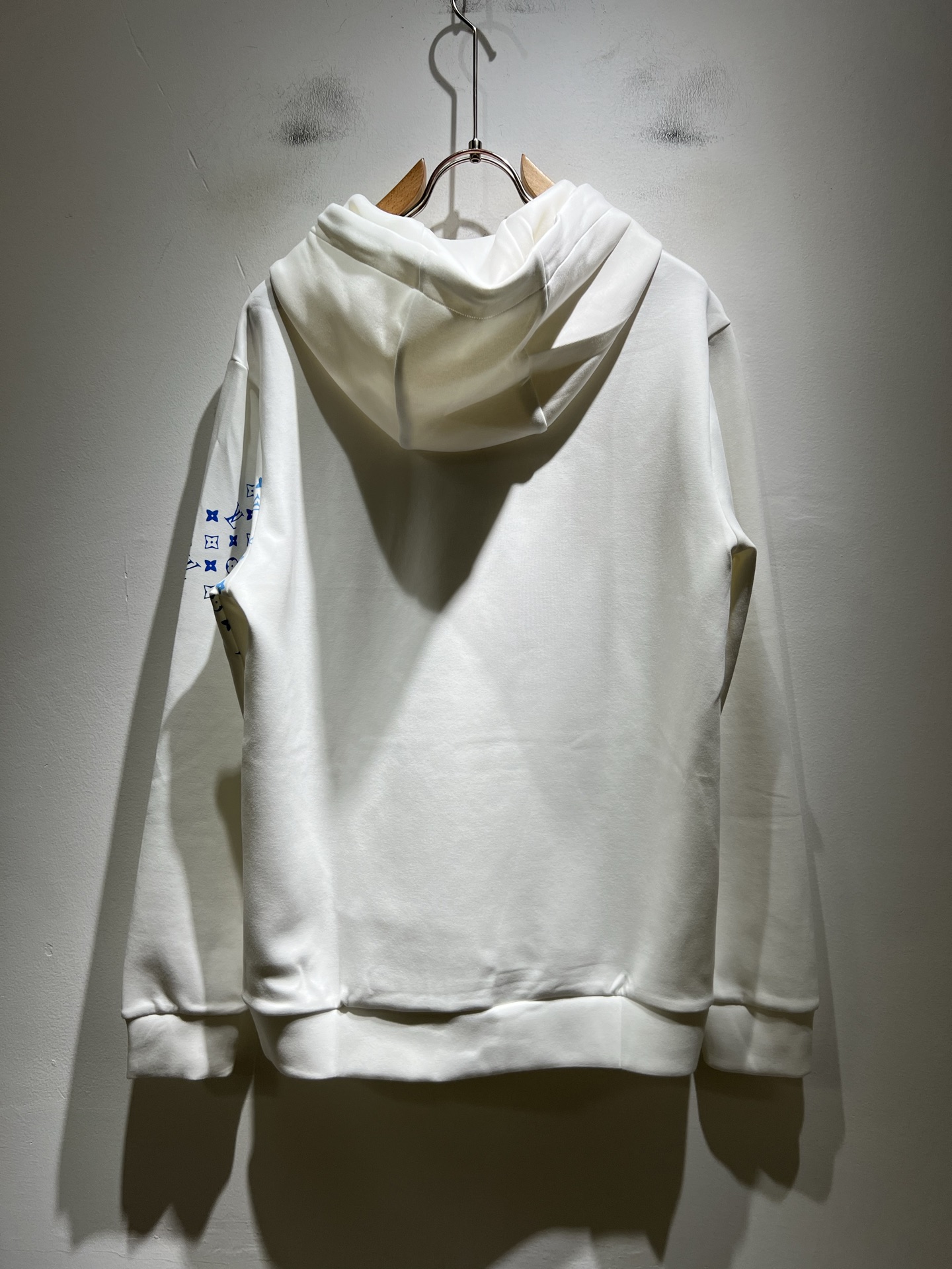 LouisVuitt*路易*登 2025秋冬全新系列单品上线，非常时髦前卫的一款男女同款👫长袖连帽卫衣，