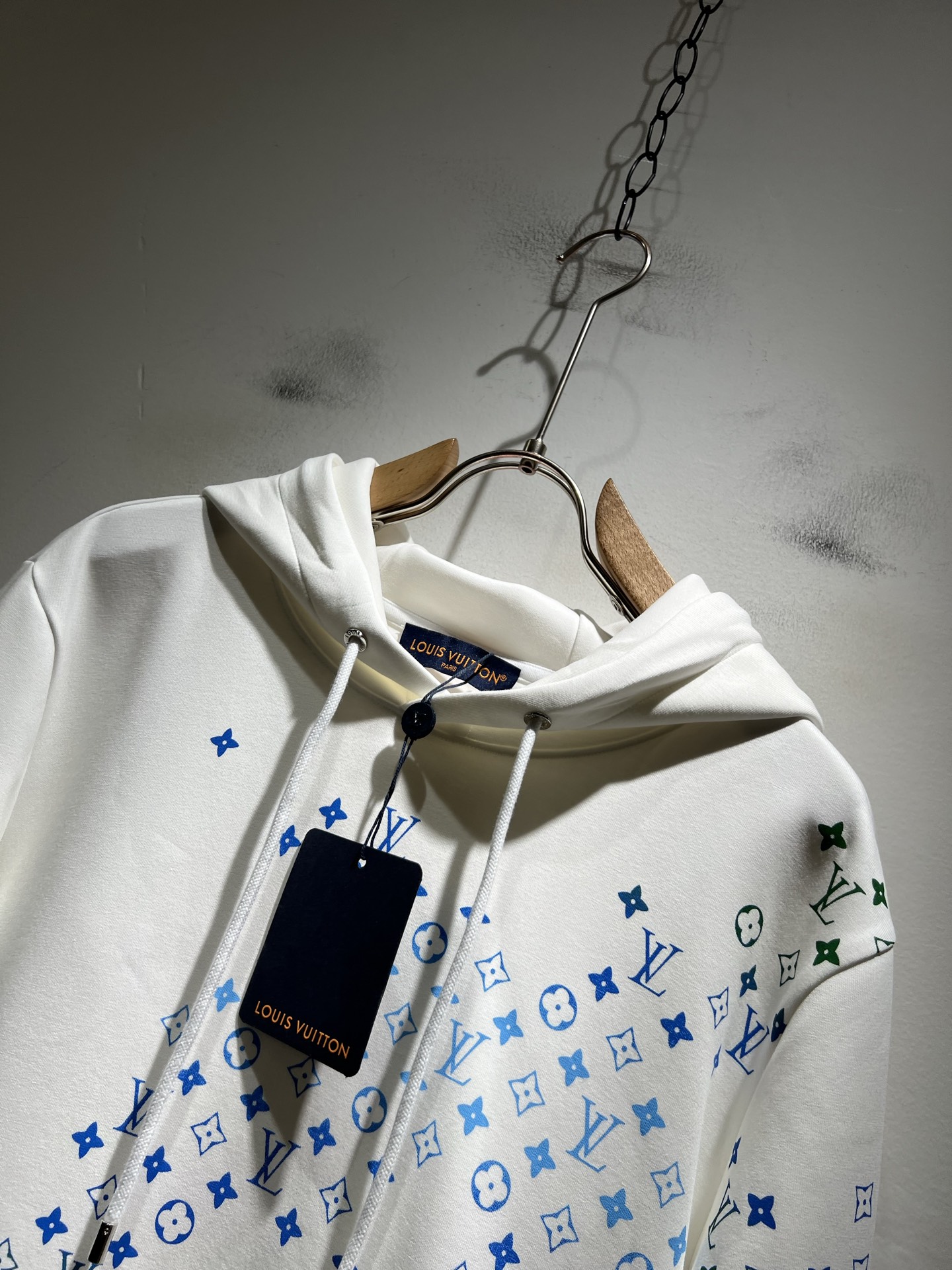 LouisVuitt*路易*登 2025秋冬全新系列单品上线，非常时髦前卫的一款男女同款👫长袖连帽卫衣，