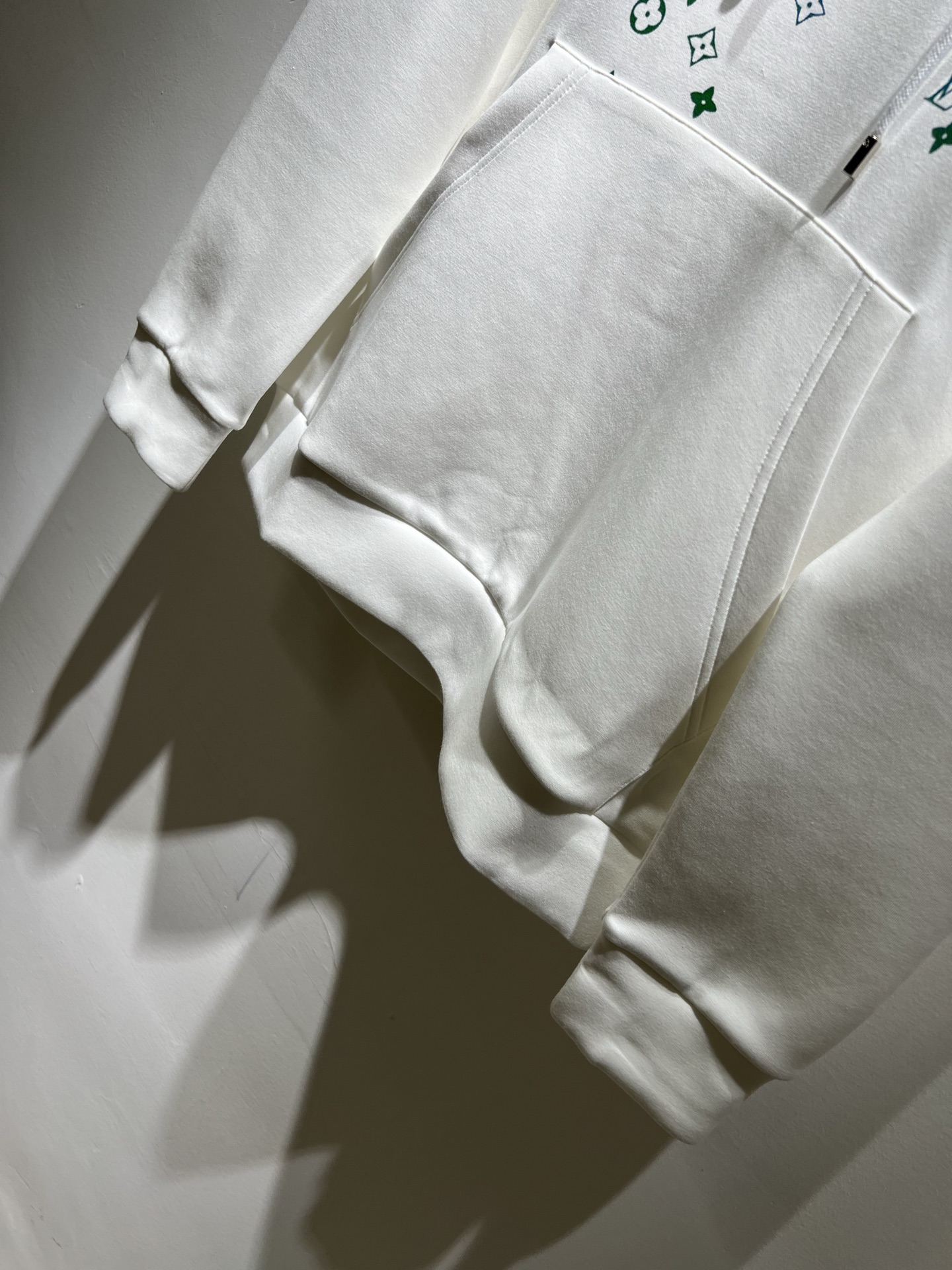 LouisVuitt*路易*登 2025秋冬全新系列单品上线，非常时髦前卫的一款男女同款👫长袖连帽卫衣，